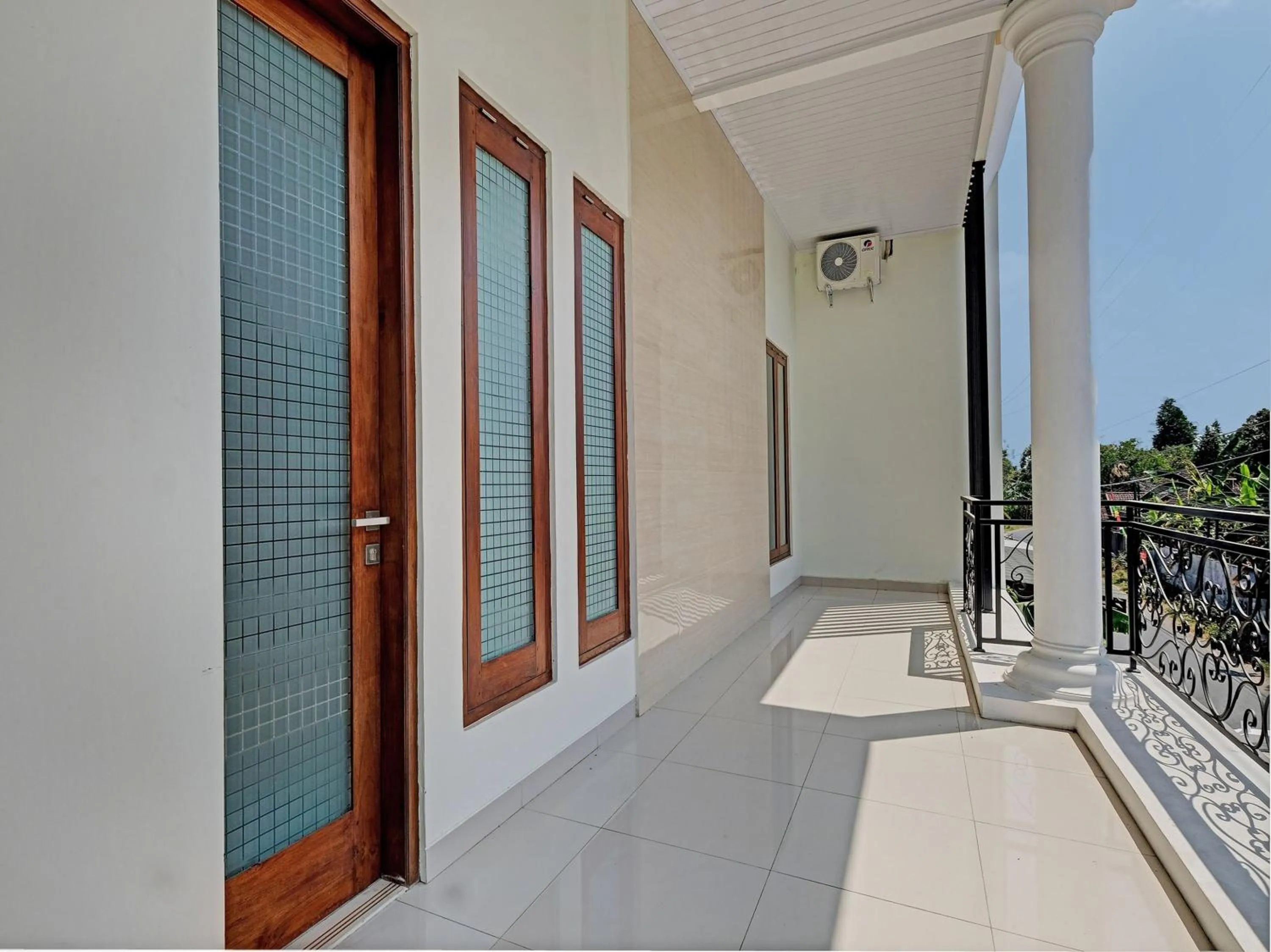 Lobby or reception in OYO Life 92935 Ayu Kost Eksklusif