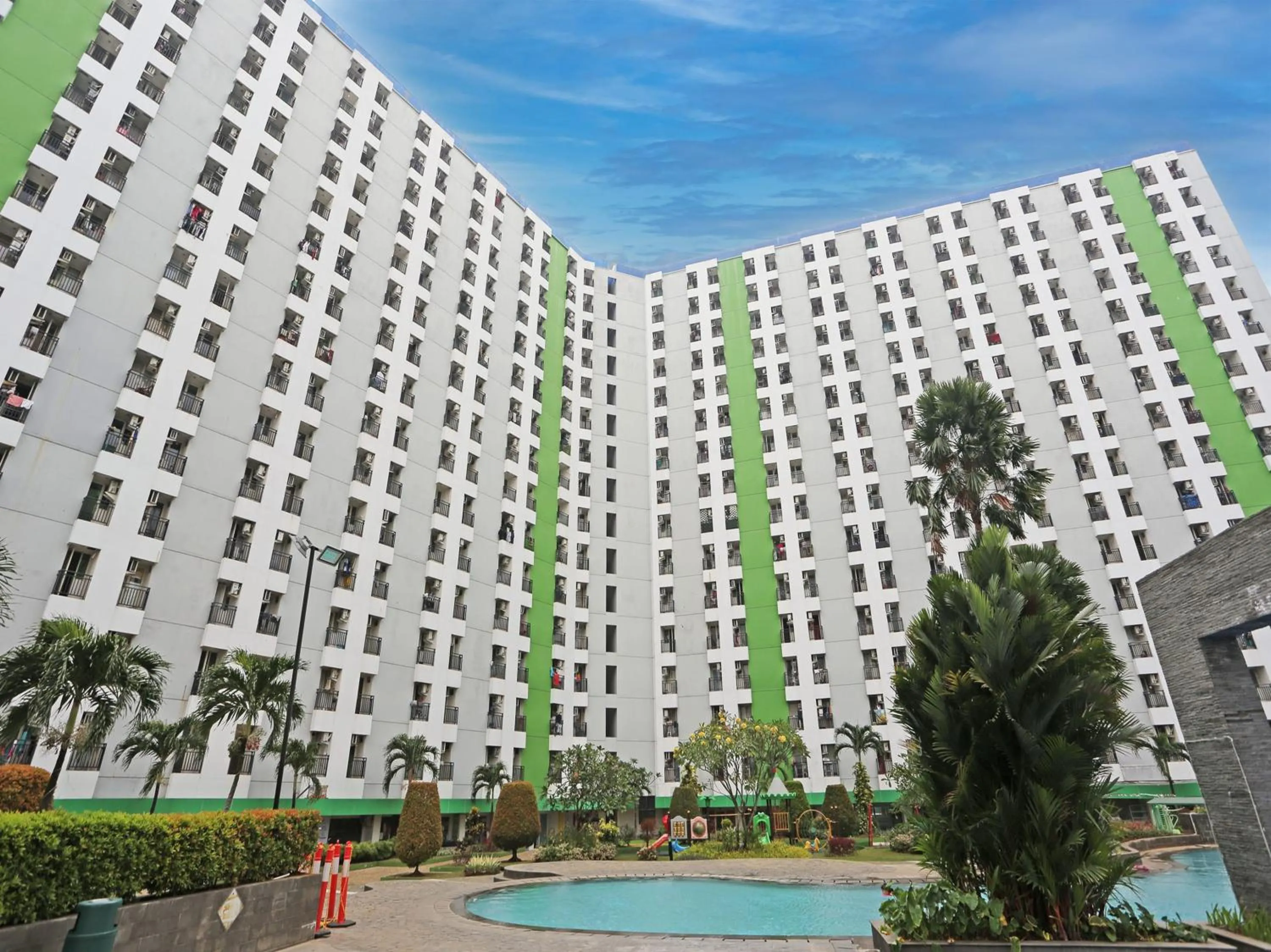 Facade/entrance in Capital O 92971 Pelangi Residence