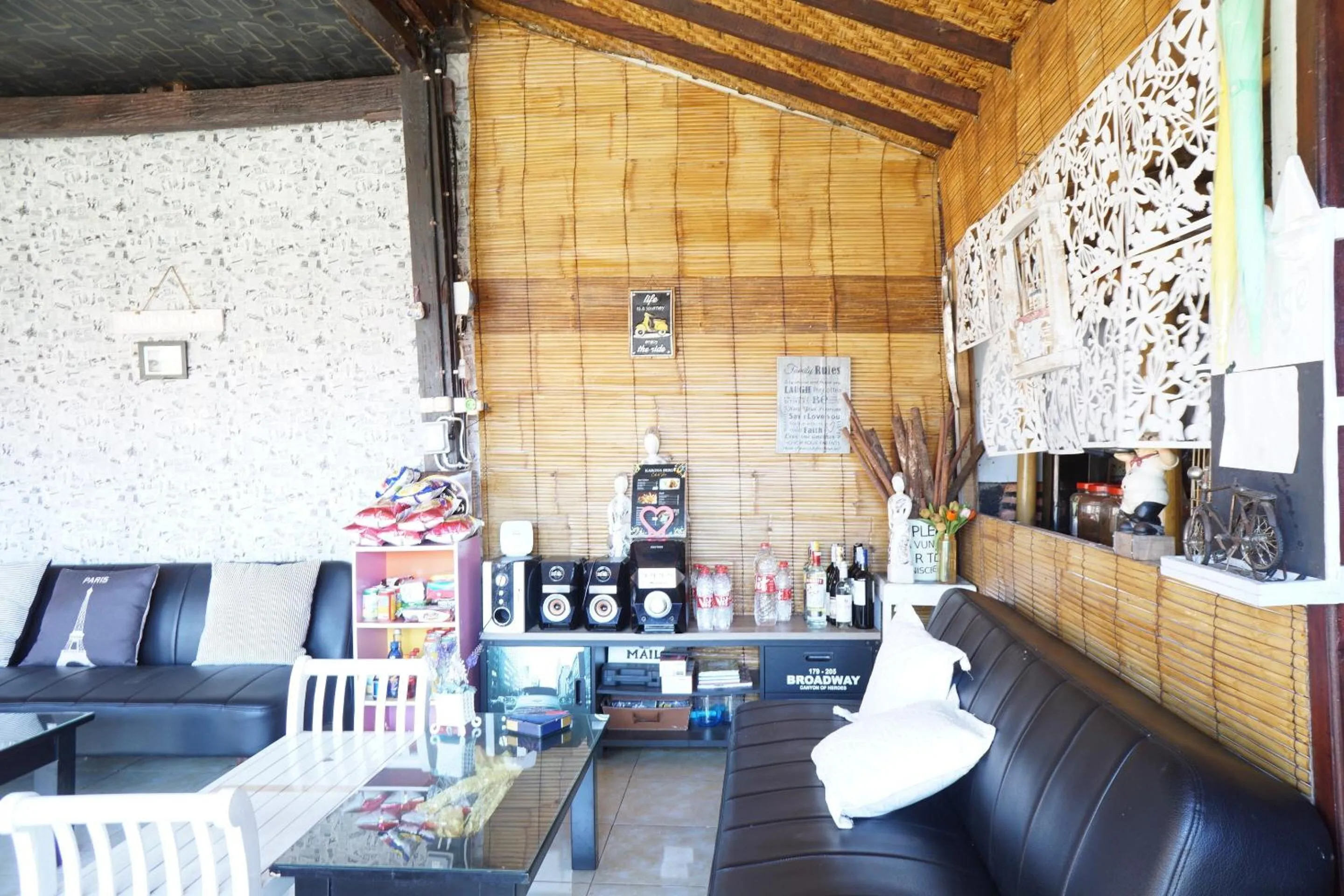 Restaurant/places to eat in Collection O 93000 Karona Berg Homestay & Cafe