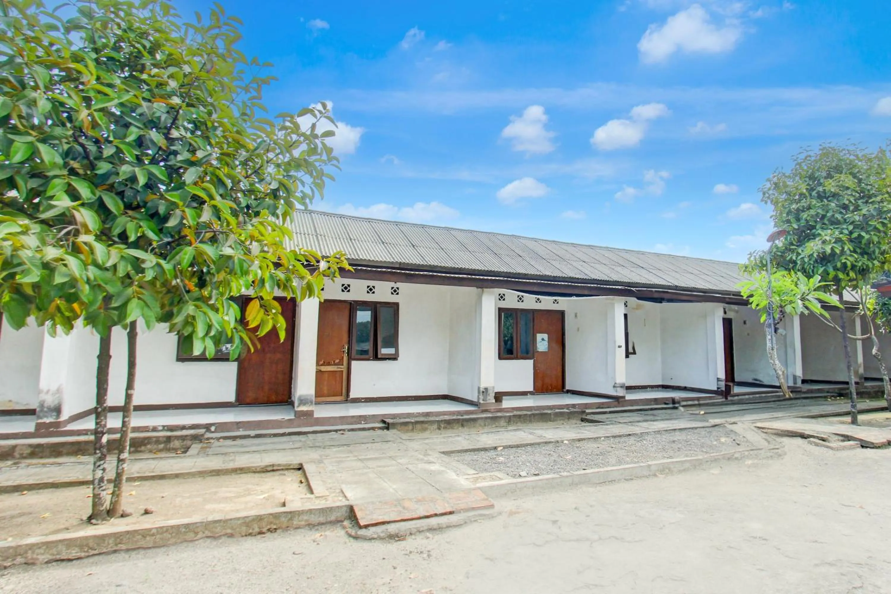 Facade/entrance in Hotel O Kost Gayus