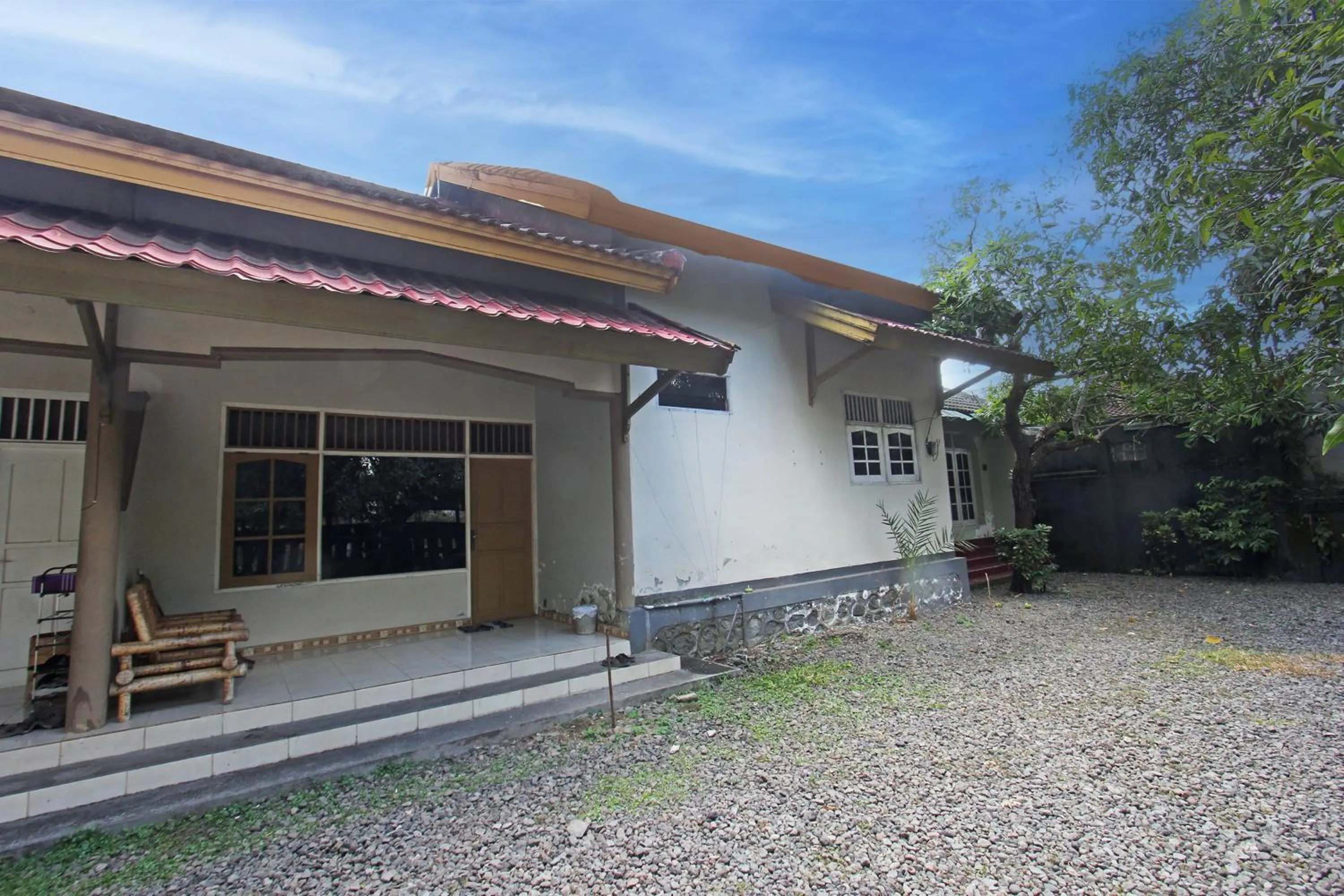Facade/entrance in SPOT ON 92973 Madani Syariah Guesthouse