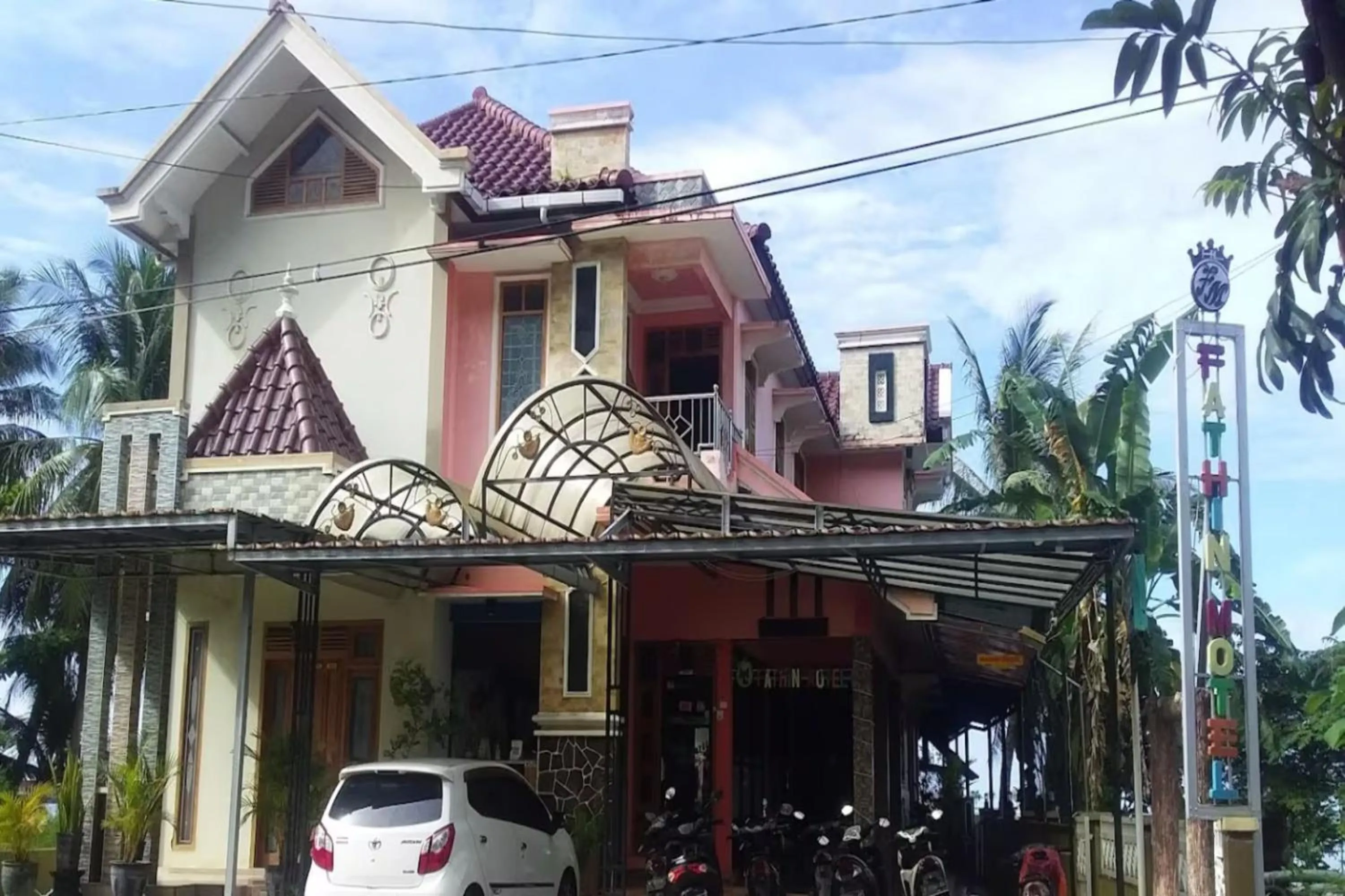 OYO Life 93055 Fathin Hotel