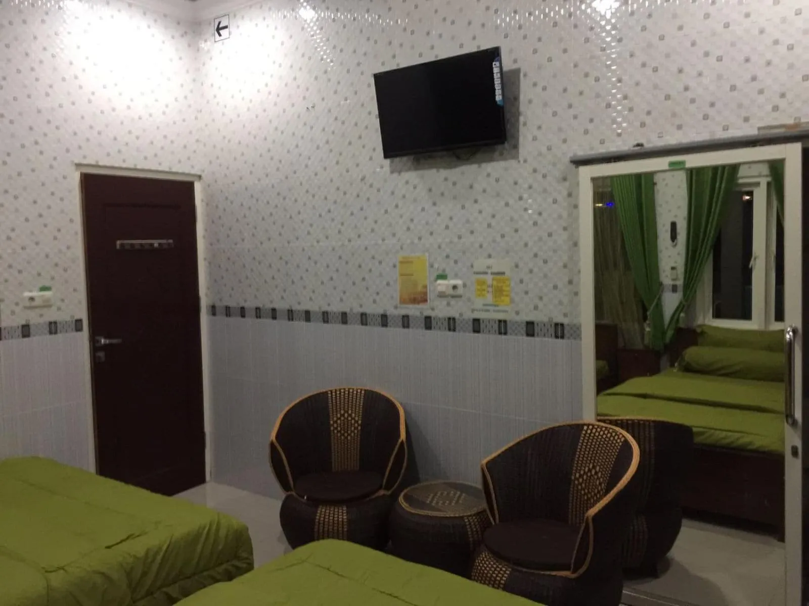 Bedroom in OYO Life 93055 Fathin Hotel