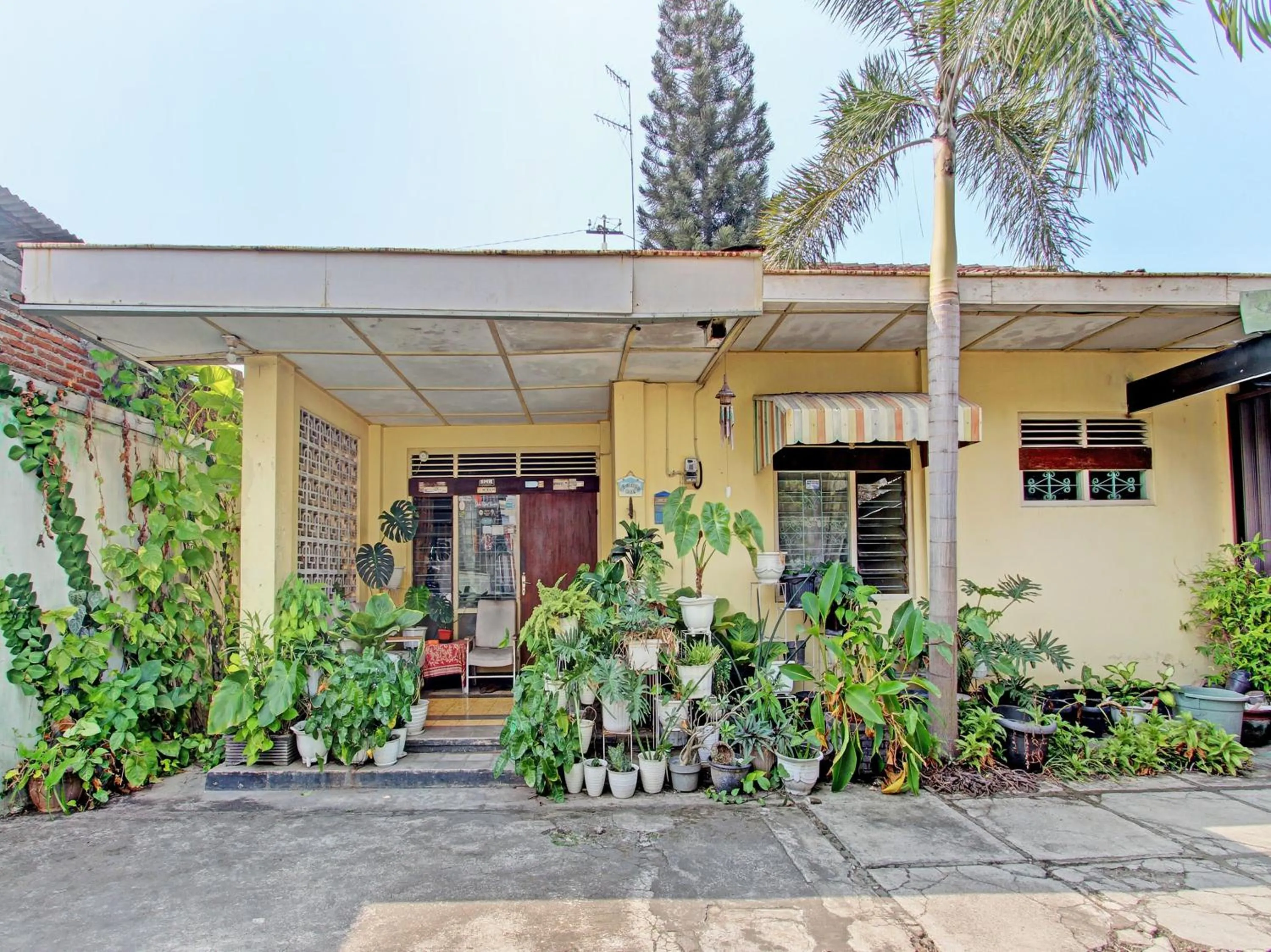 Facade/entrance in OYO 92998 Wiludjeng Guesthouse