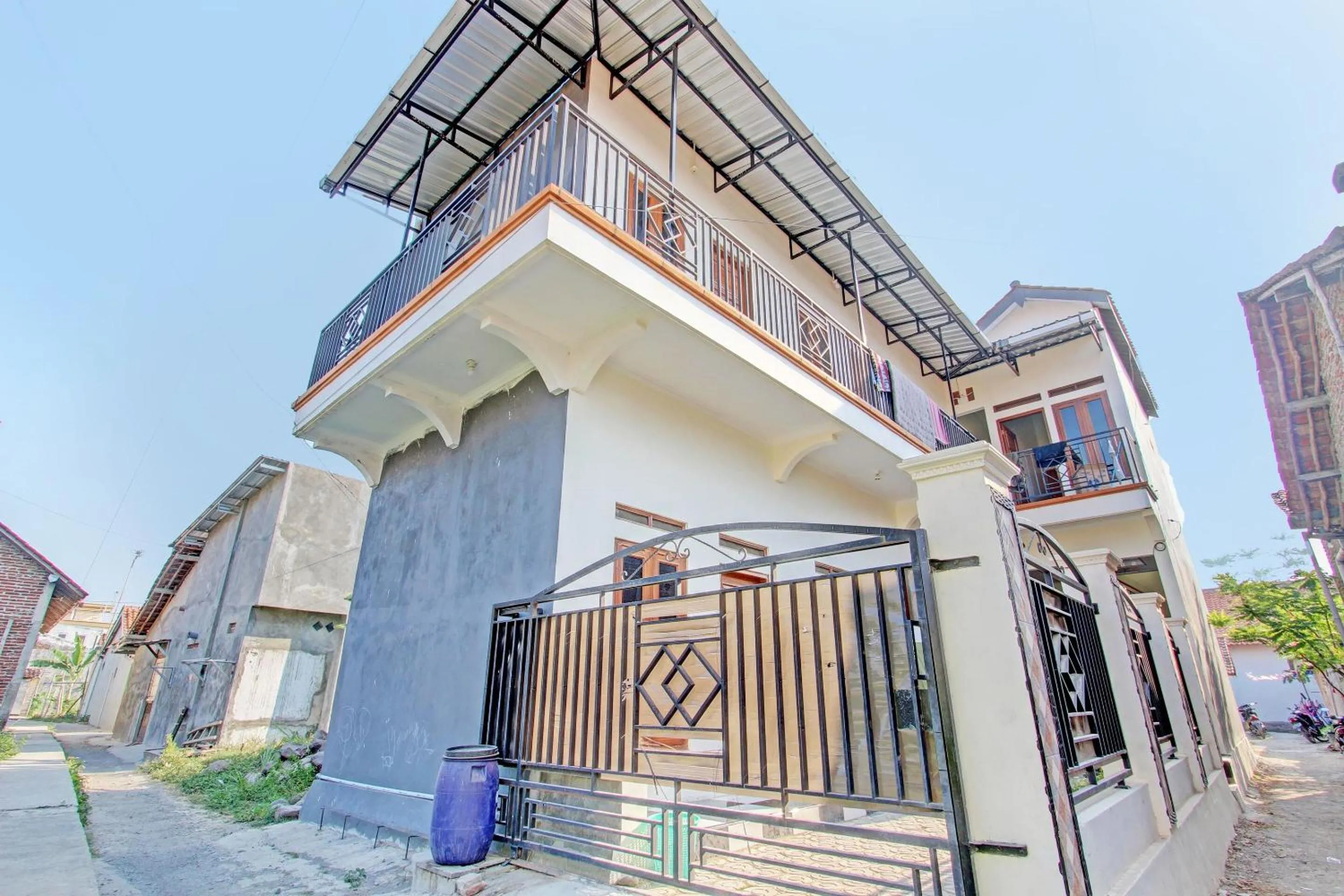 Facade/entrance in Hotel O Guest House Cemara 1 Syariah