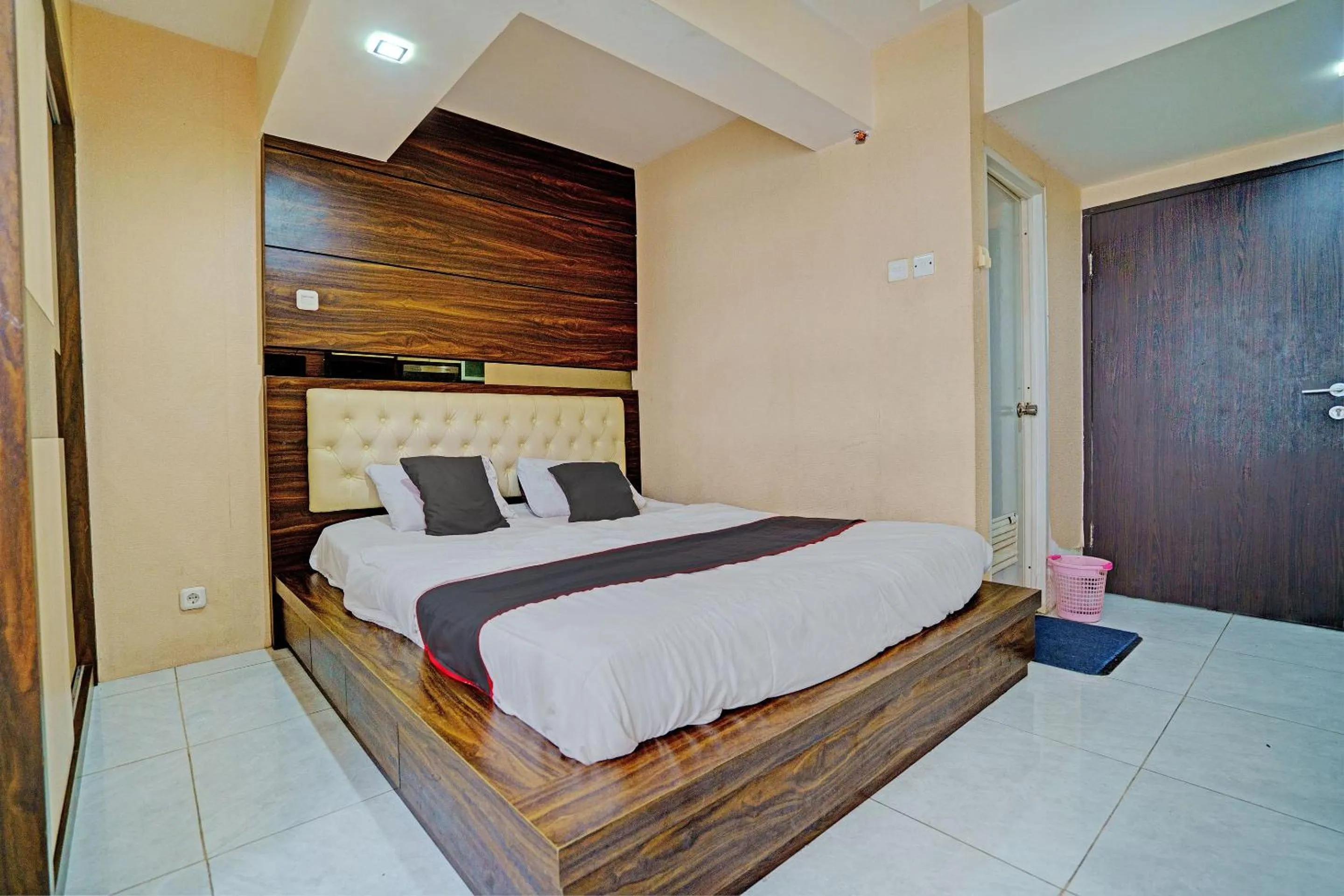 Bedroom, Bed in OYO Life Apartement Jarrdin By Fins Property