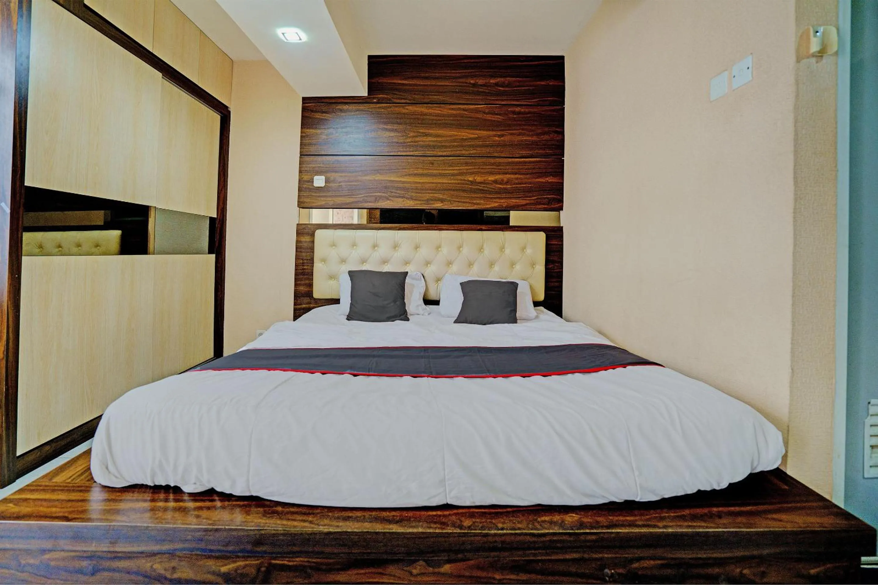 Bedroom, Bed in OYO Life Apartement Jarrdin By Fins Property
