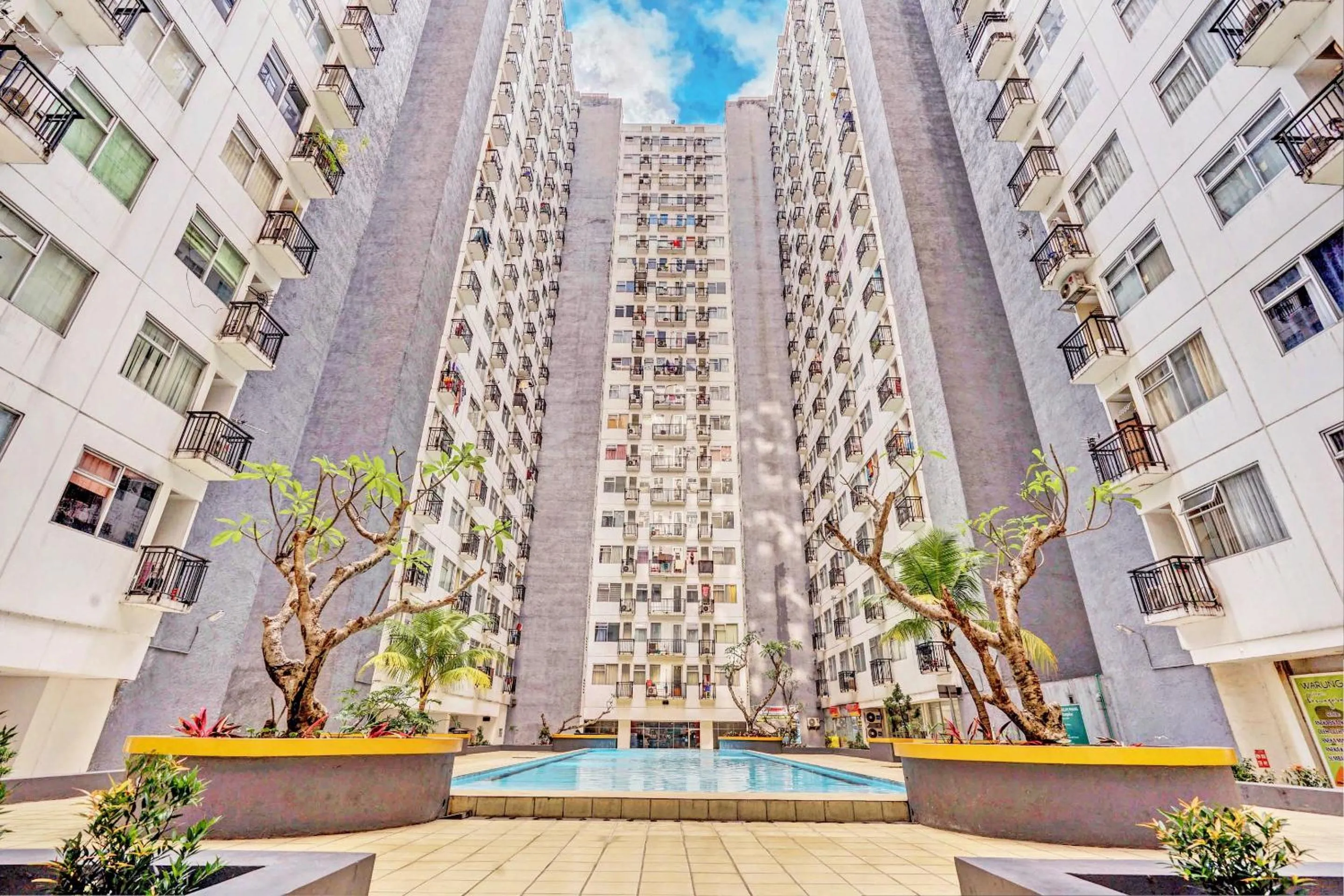 Facade/entrance in OYO Life Apartement Jarrdin By Fins Property