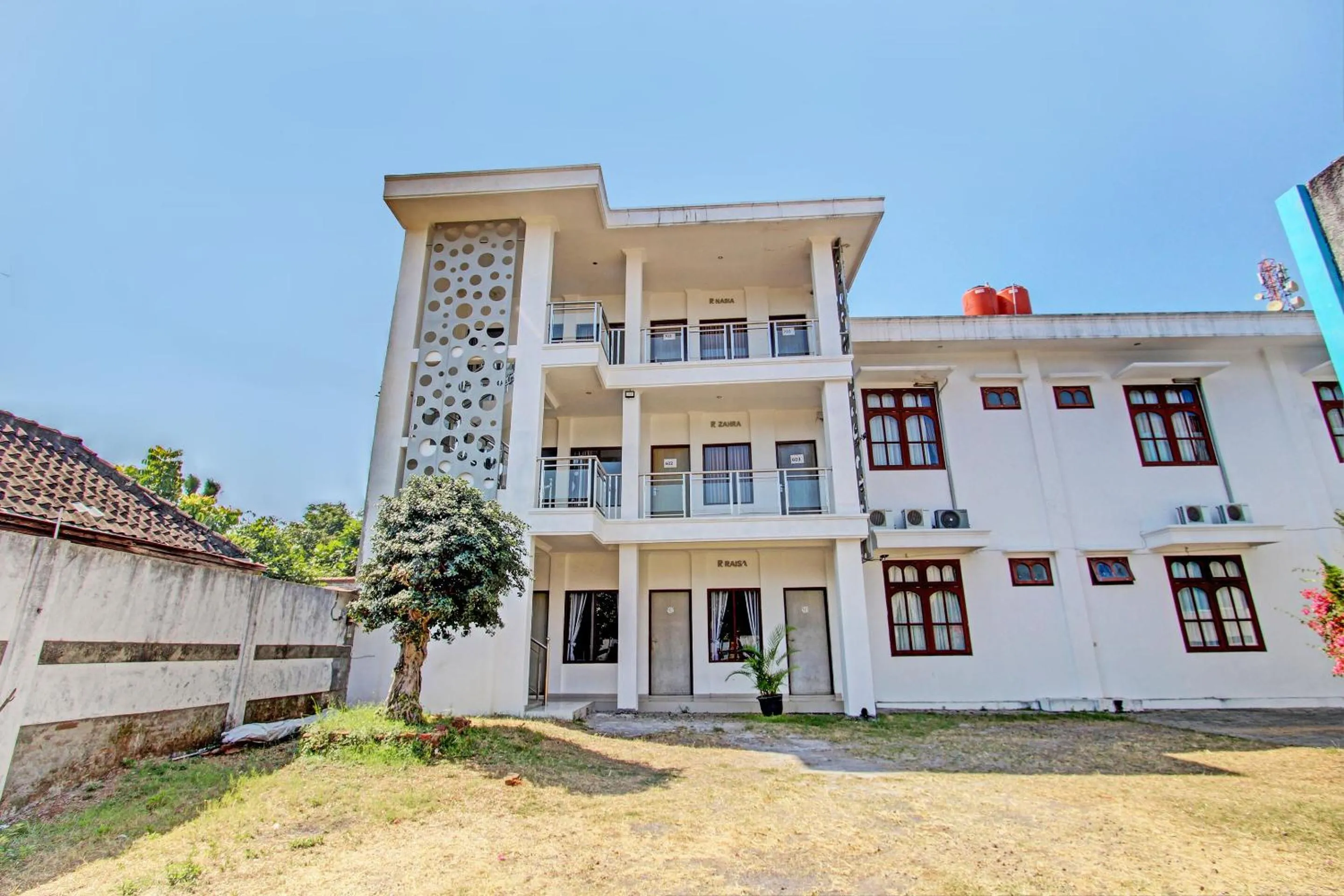 Facade/entrance in Hotel O Griya Lestari Pati 2