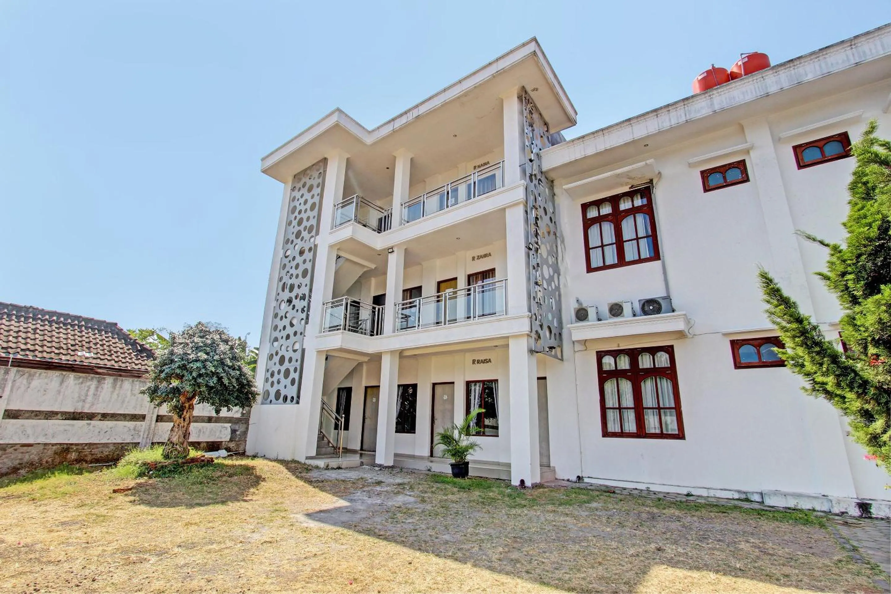 Facade/entrance in Hotel O Griya Lestari Pati 2