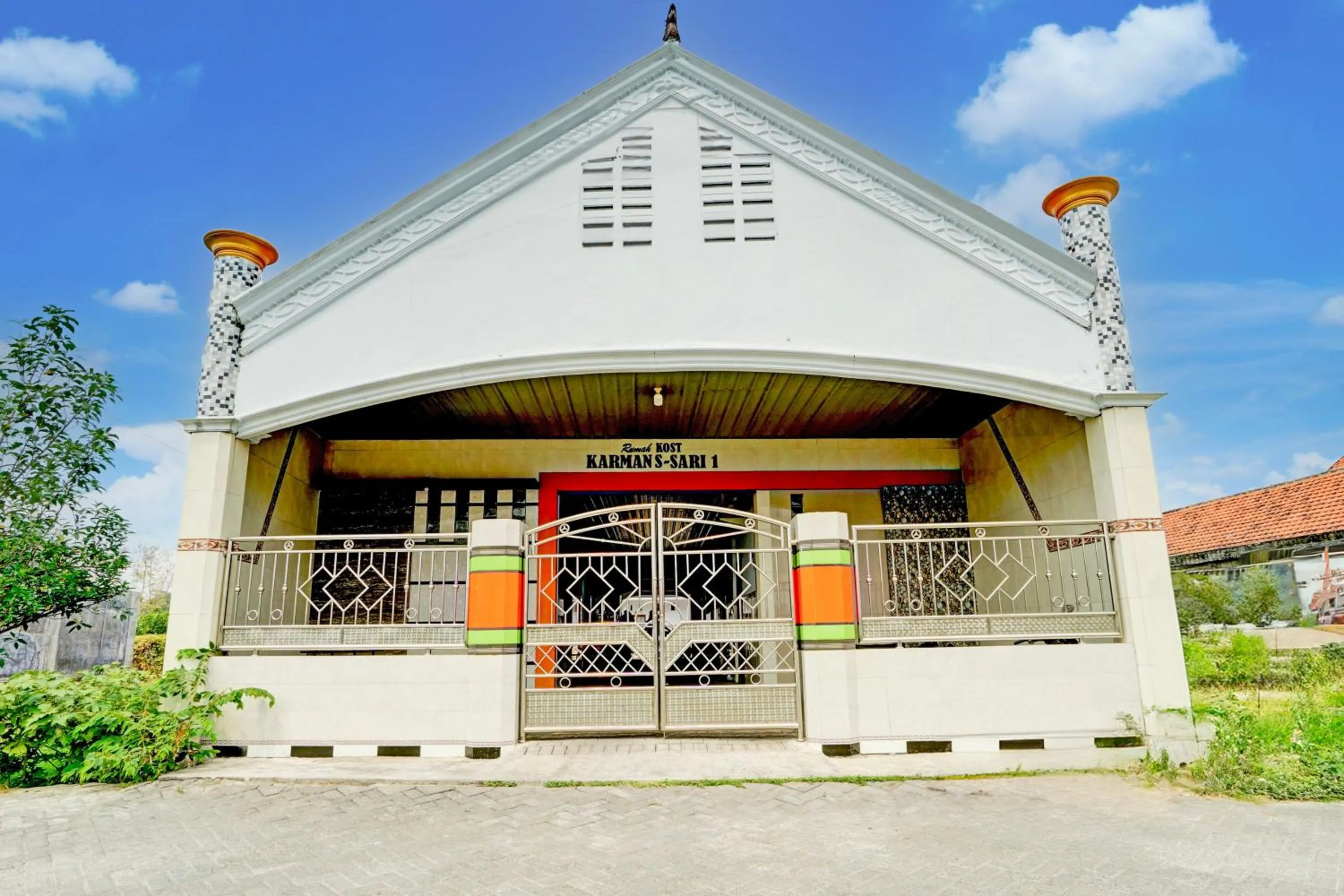Facade/entrance in Hotel O Karman's Sari Homestay Syariah