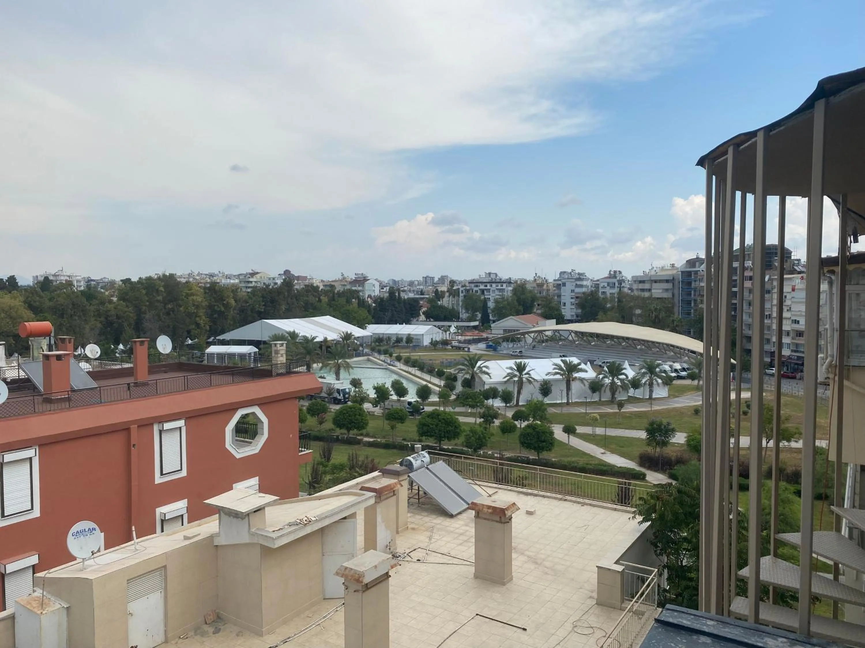 Restaurant/places to eat in İn The Middle Hotel