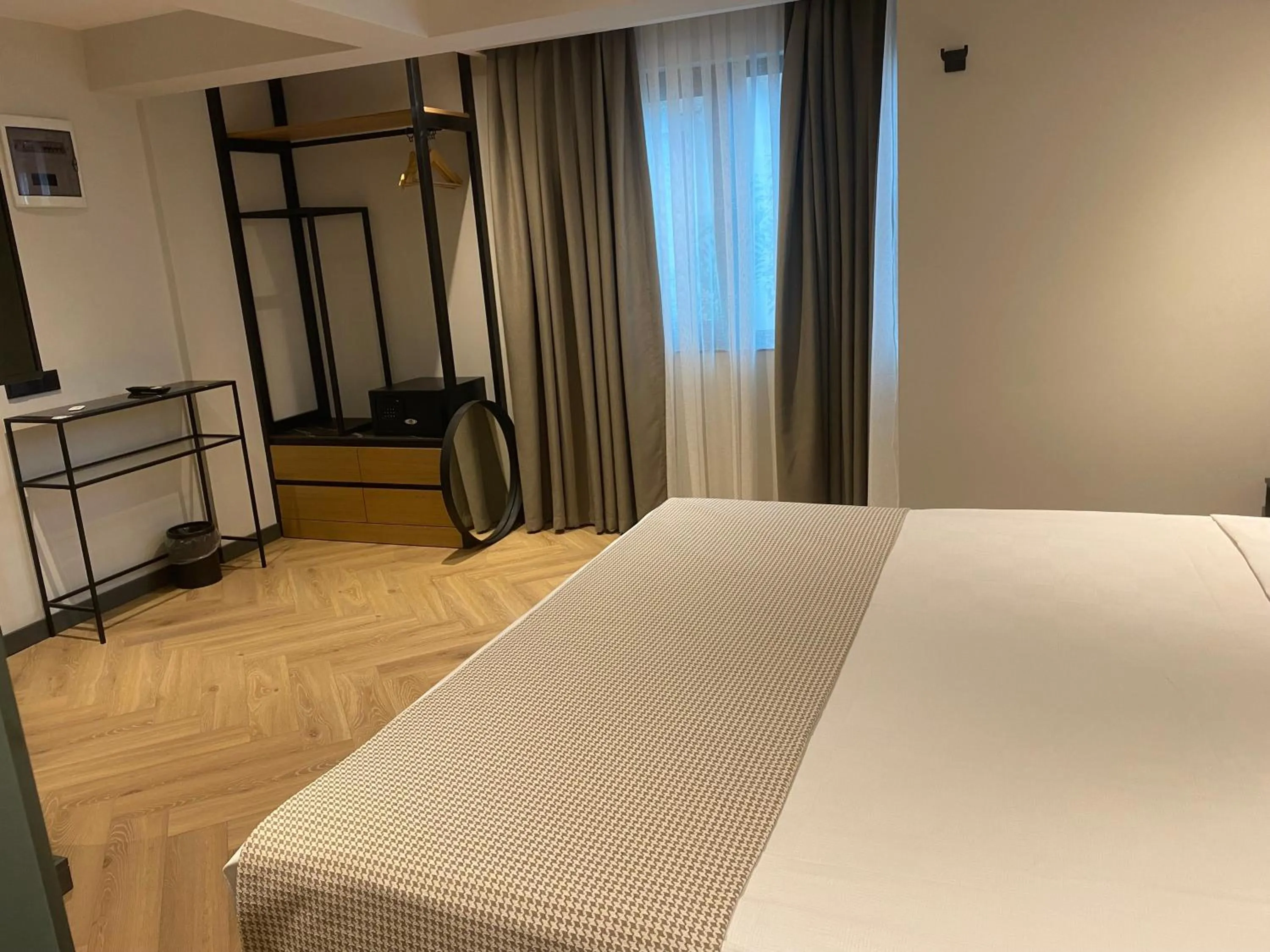 Photo of the whole room, Bed in İn The Middle Hotel