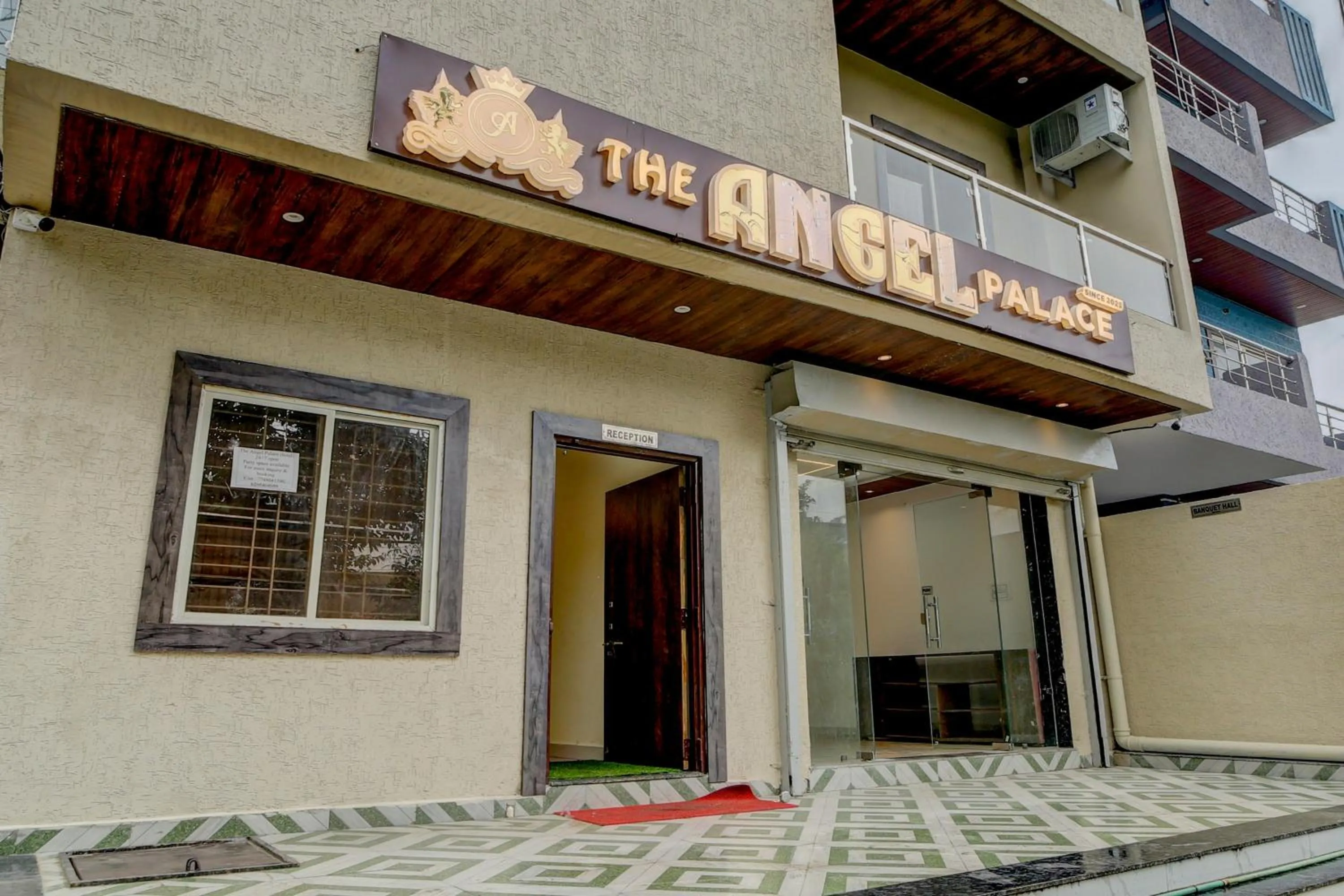 Facade/entrance in Hotel O The Angel palace