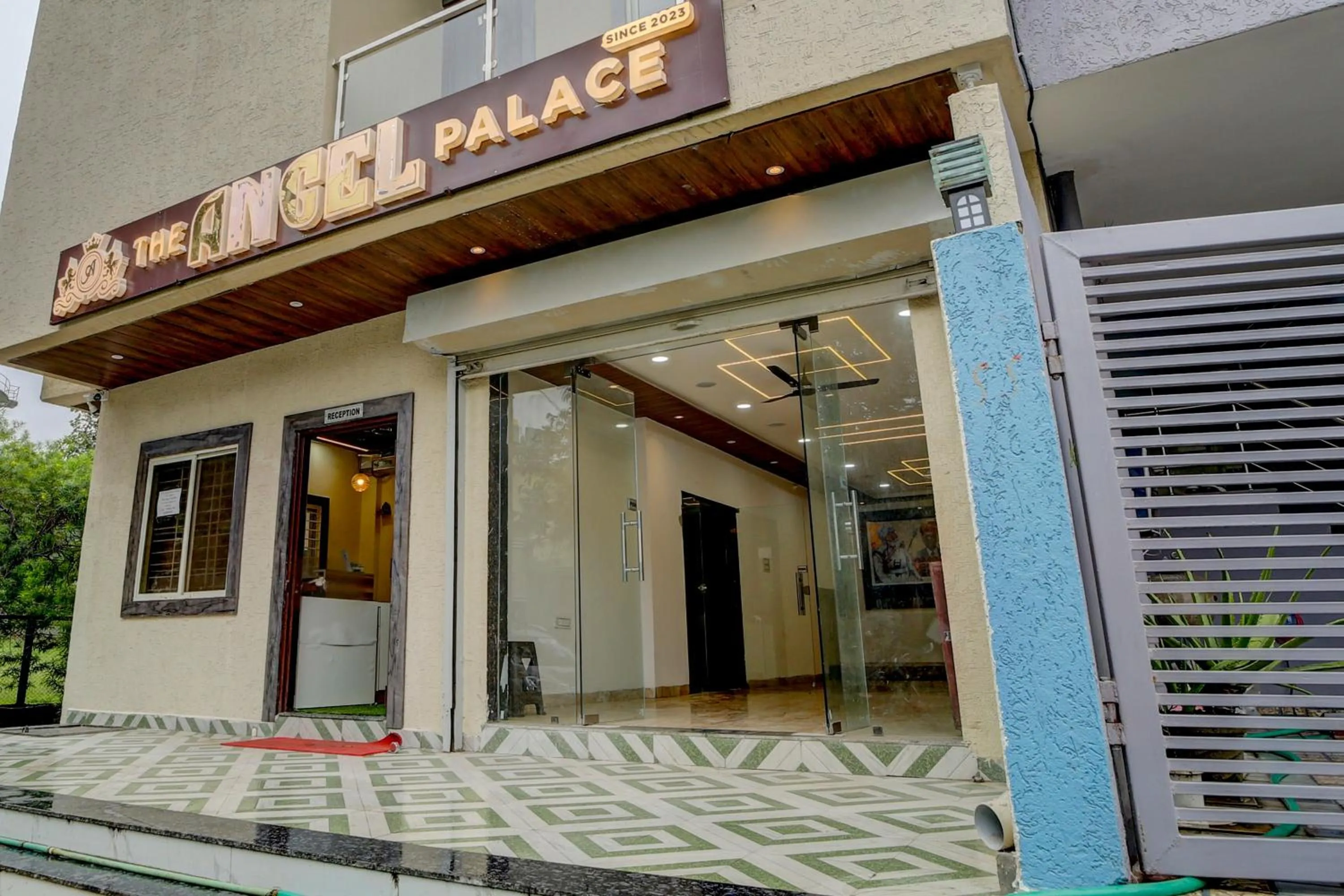 Facade/entrance in Hotel O The Angel palace