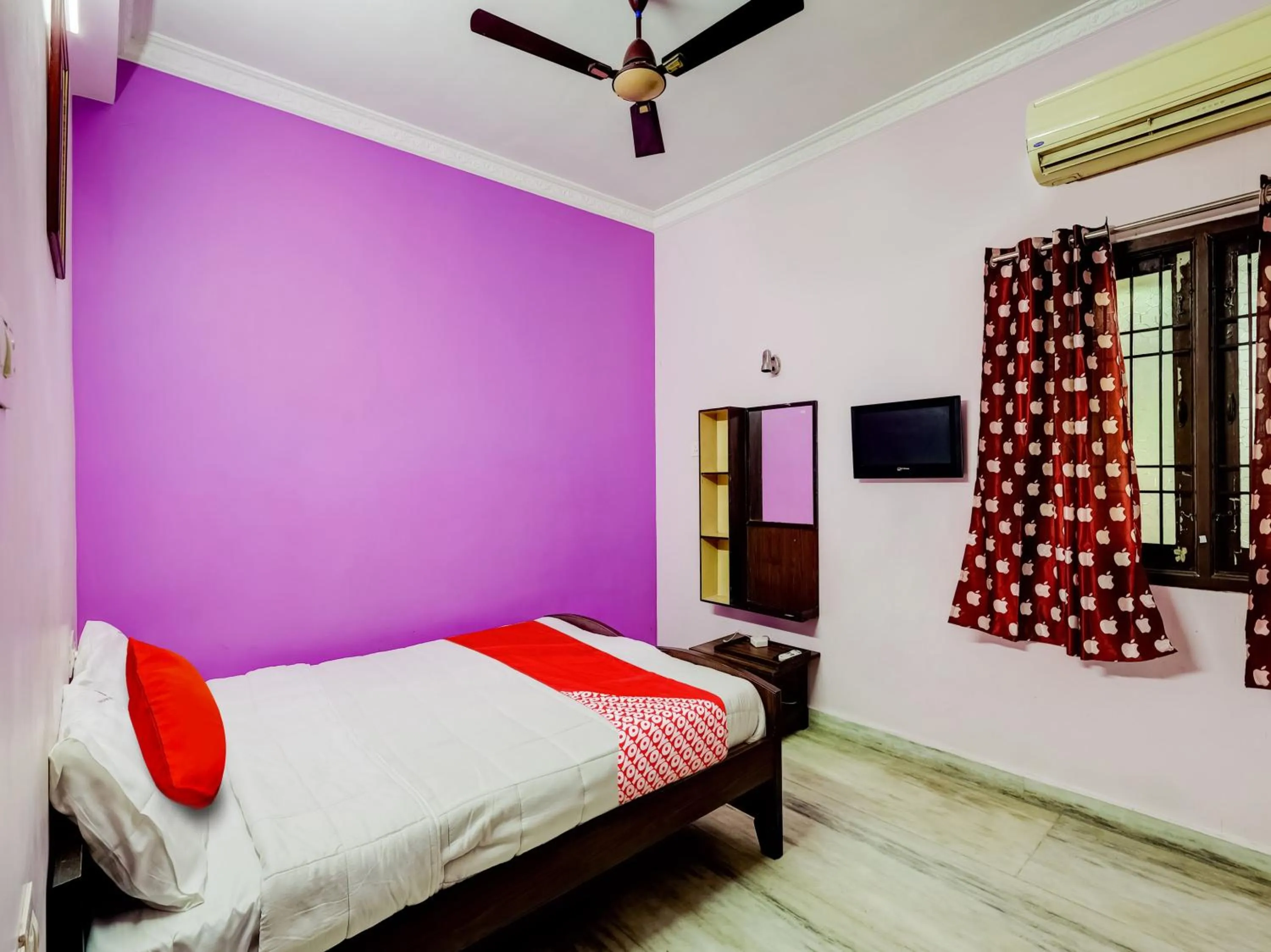 Bedroom in Hotel O Jayam Residency
