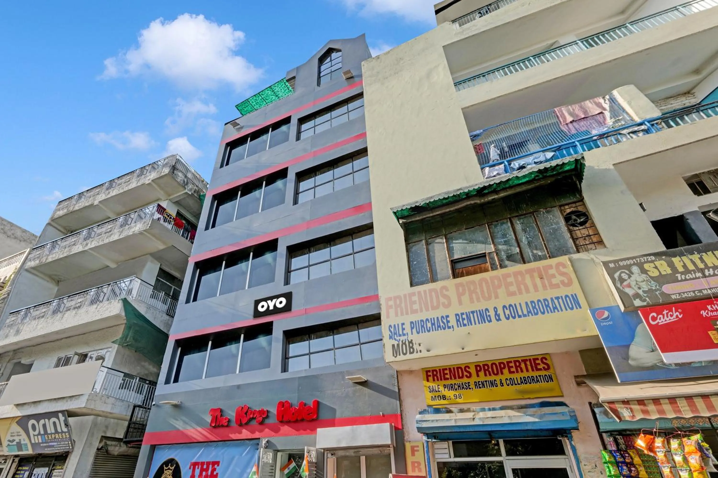 Facade/entrance in Hotel O The Kings