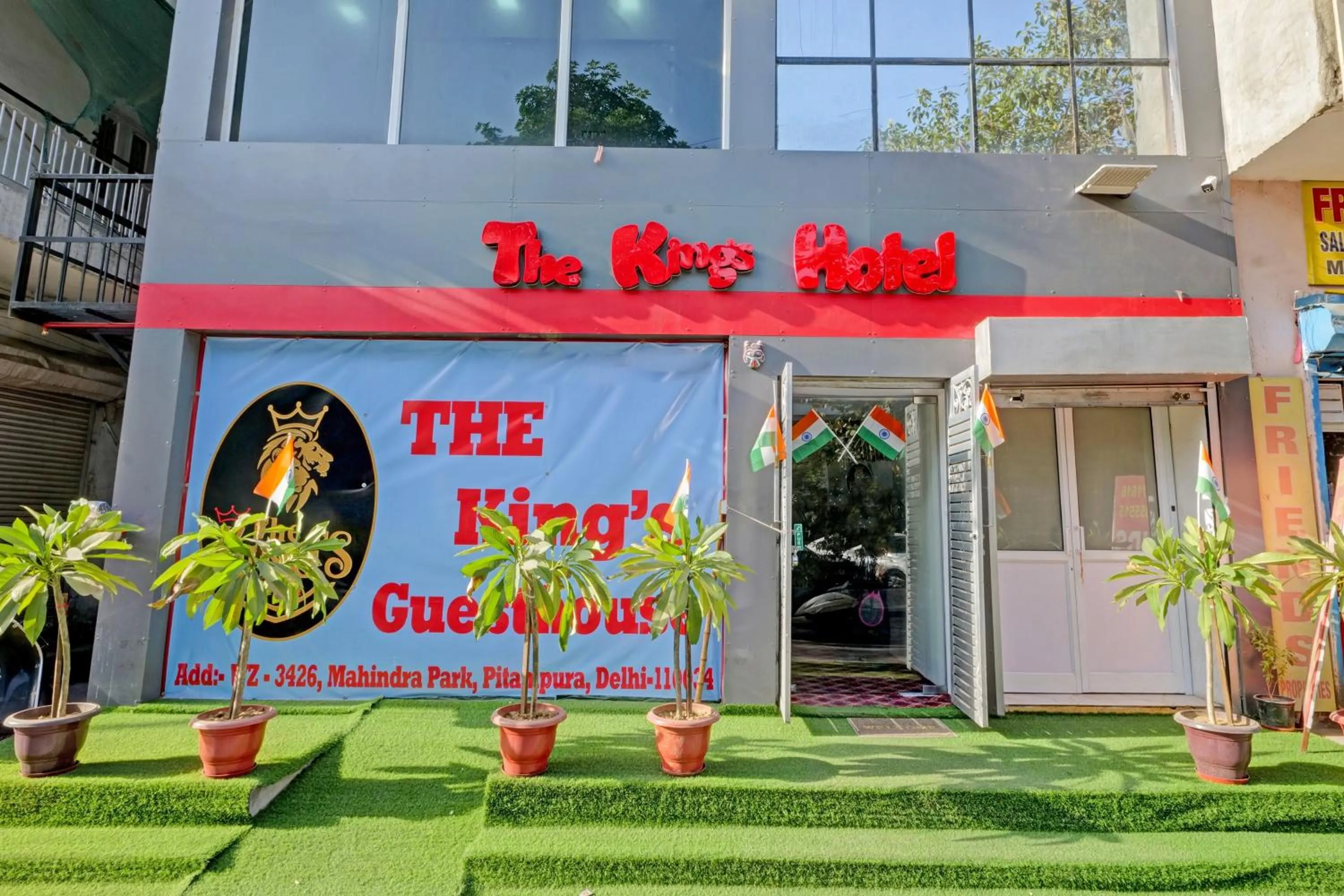 Facade/entrance in Hotel O The Kings