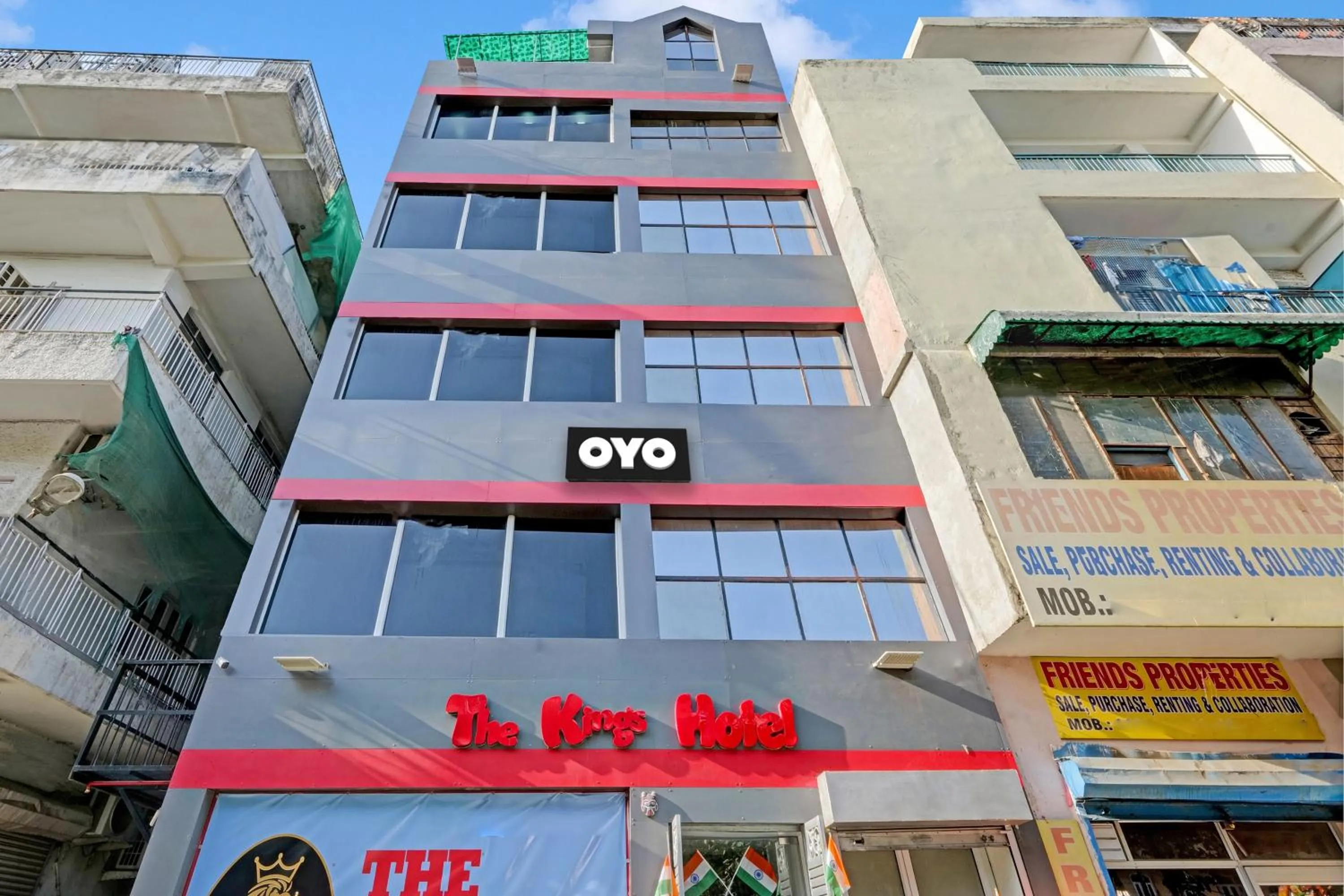 Facade/entrance in Hotel O The Kings