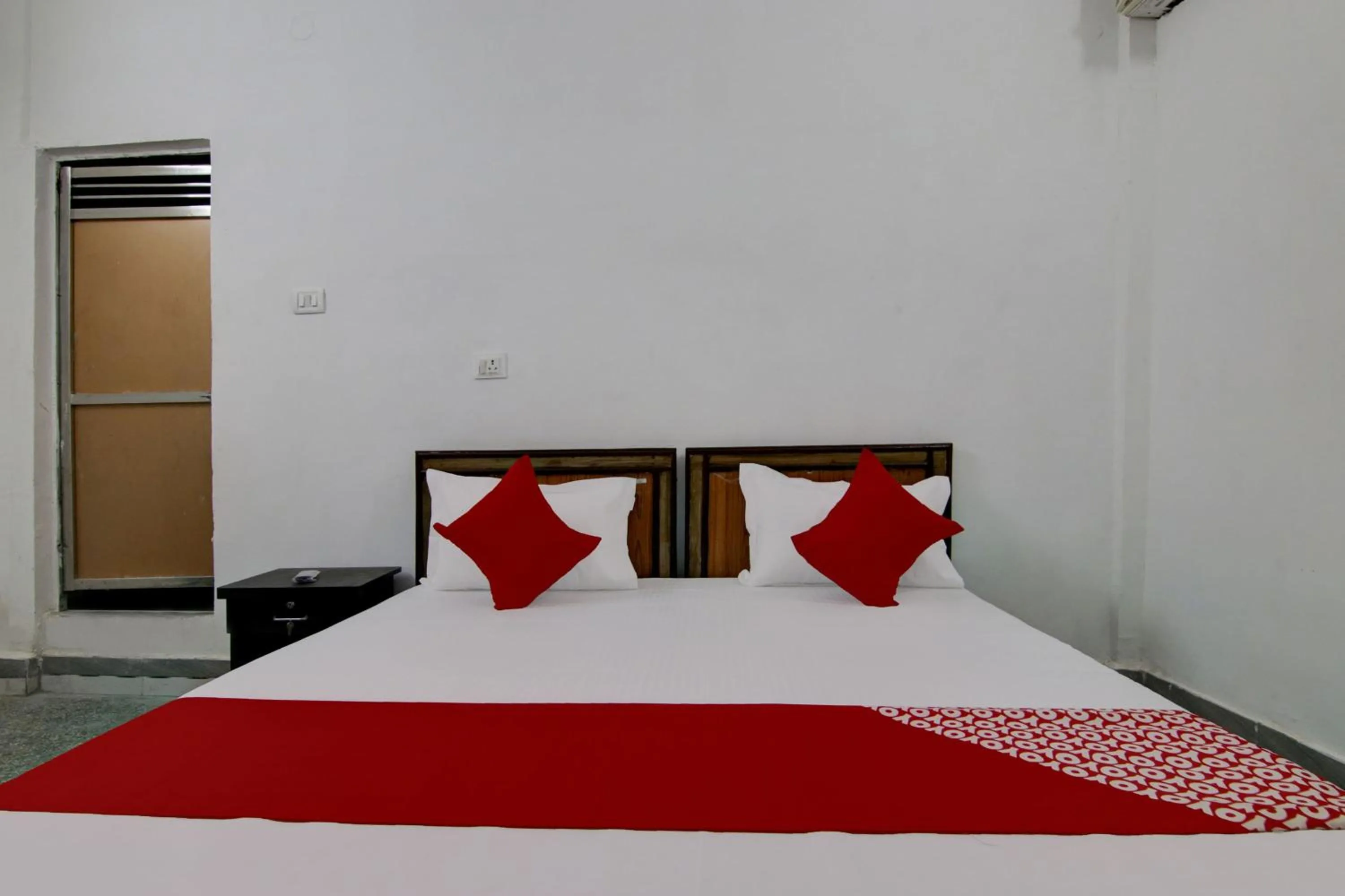 Bedroom, Bed in Hotel O Relax Vila