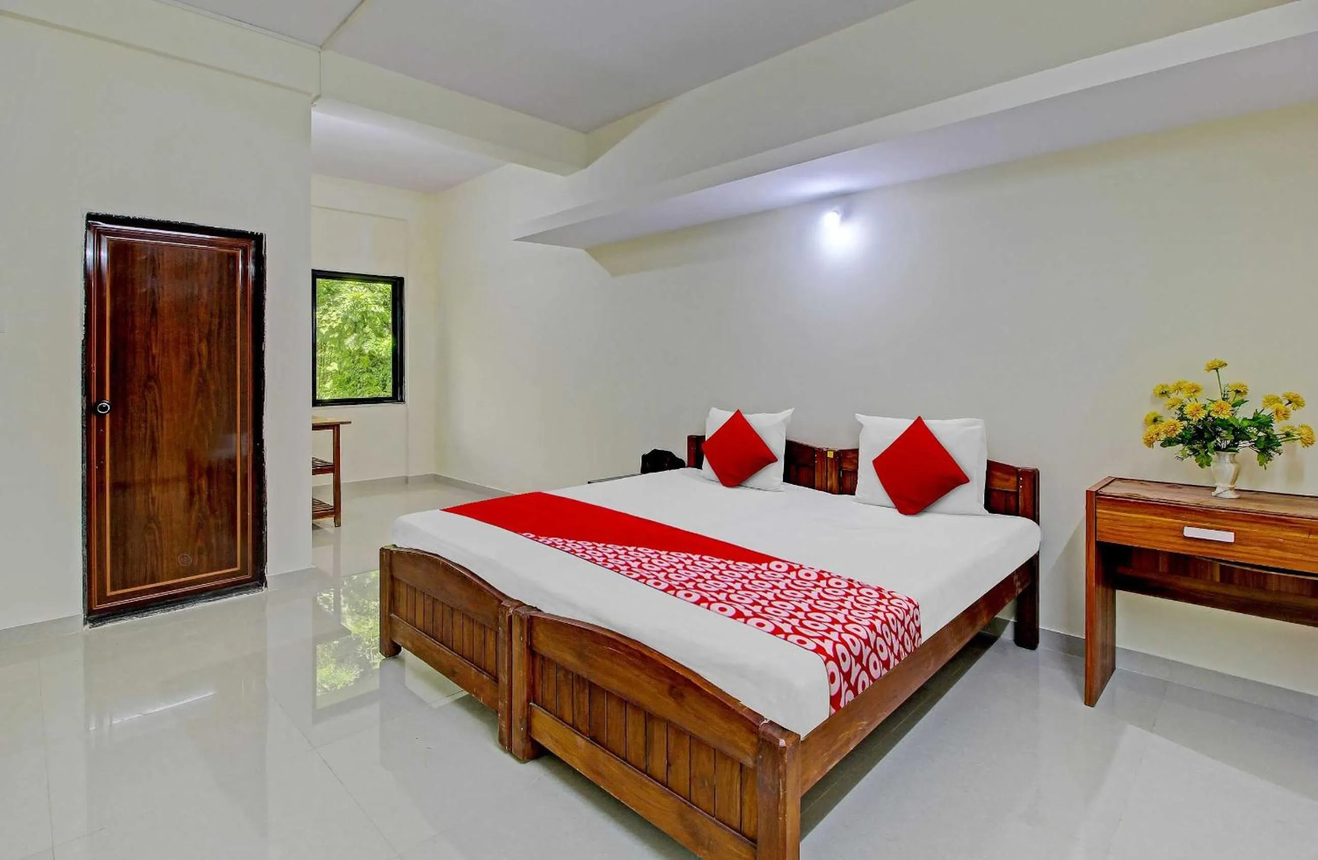 Bedroom in Hotel O Etllina Valley Villa