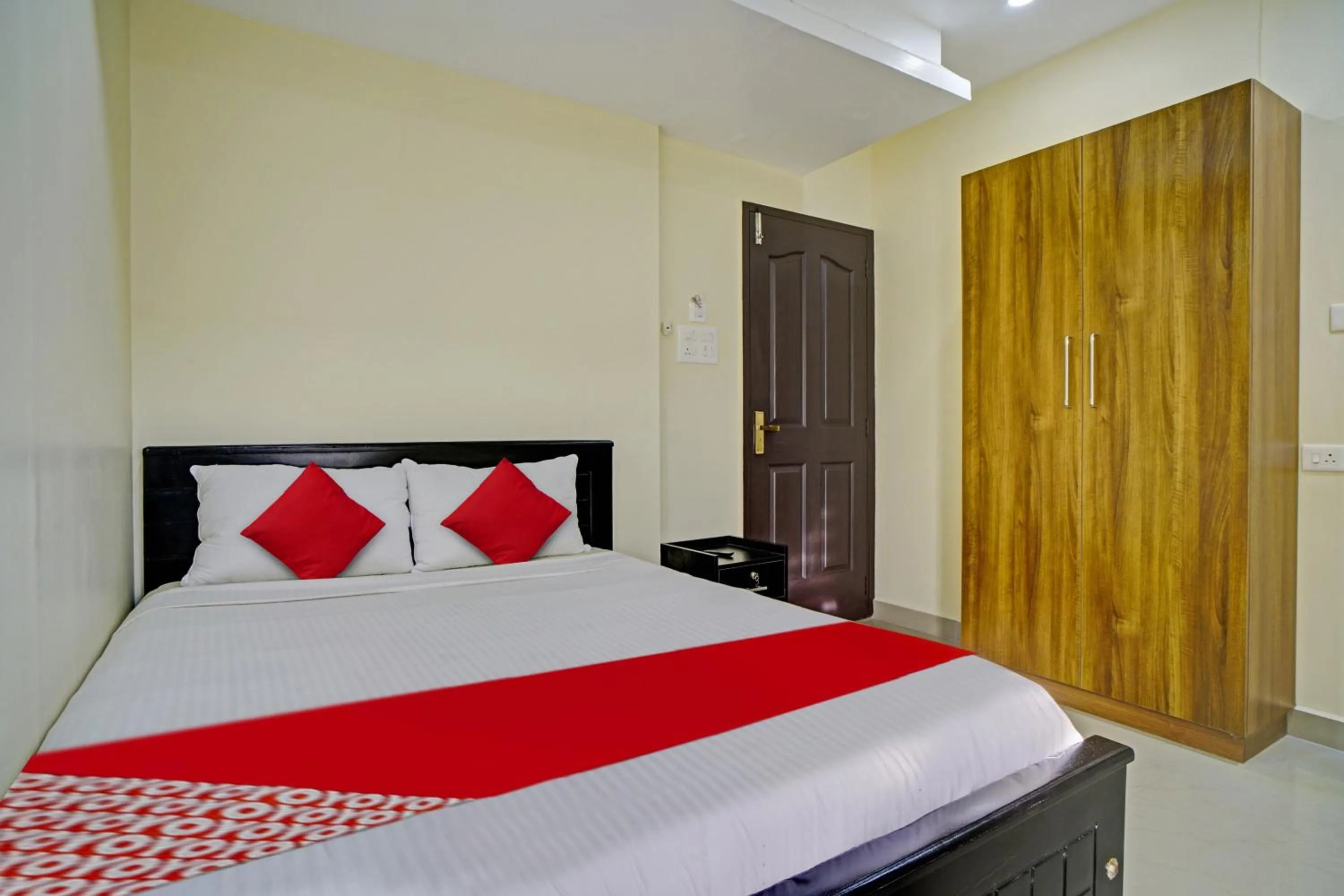 Bedroom, Bed in Hotel O Crystal Executive Suites