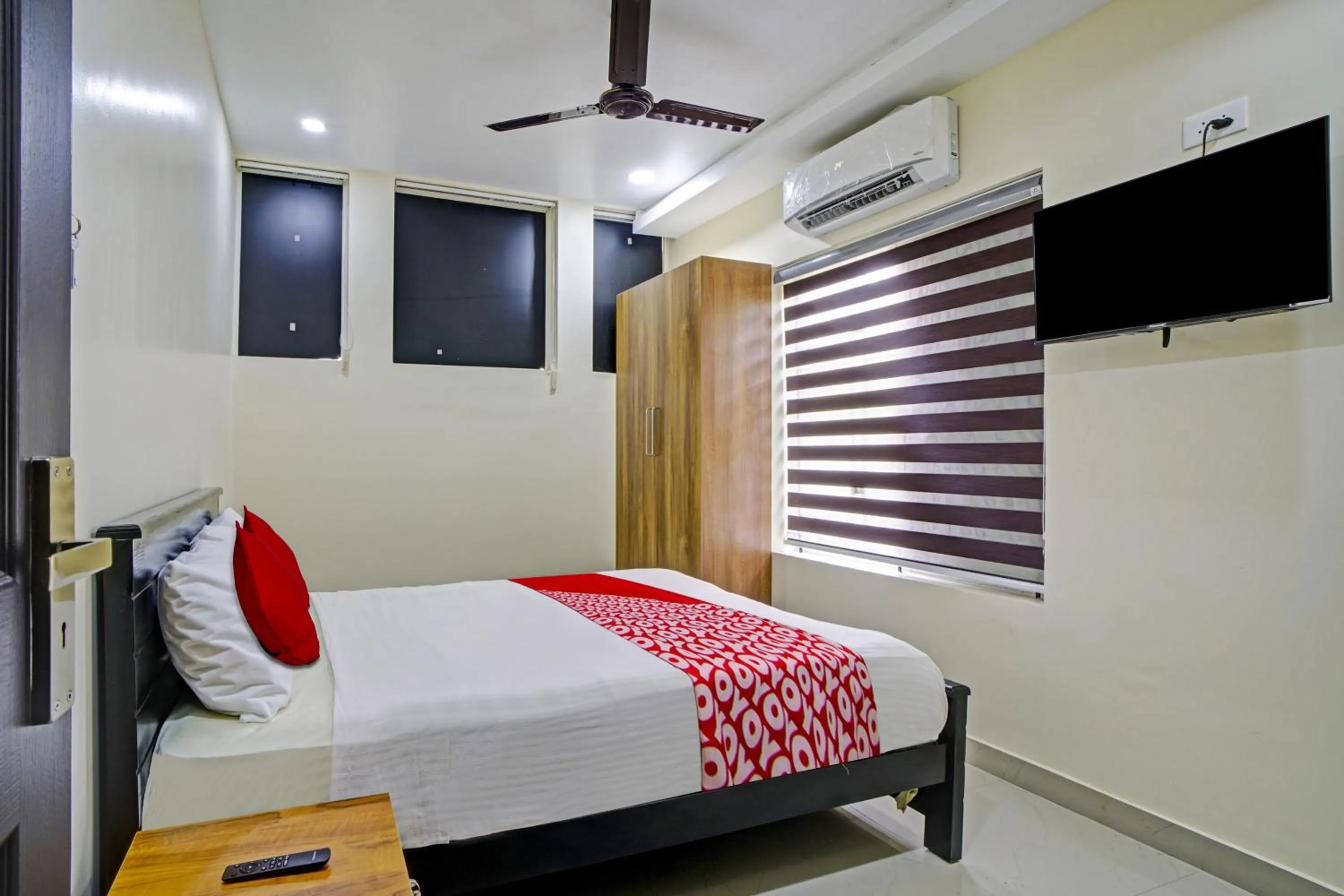 Bedroom, Bed in Hotel O Crystal Executive Suites