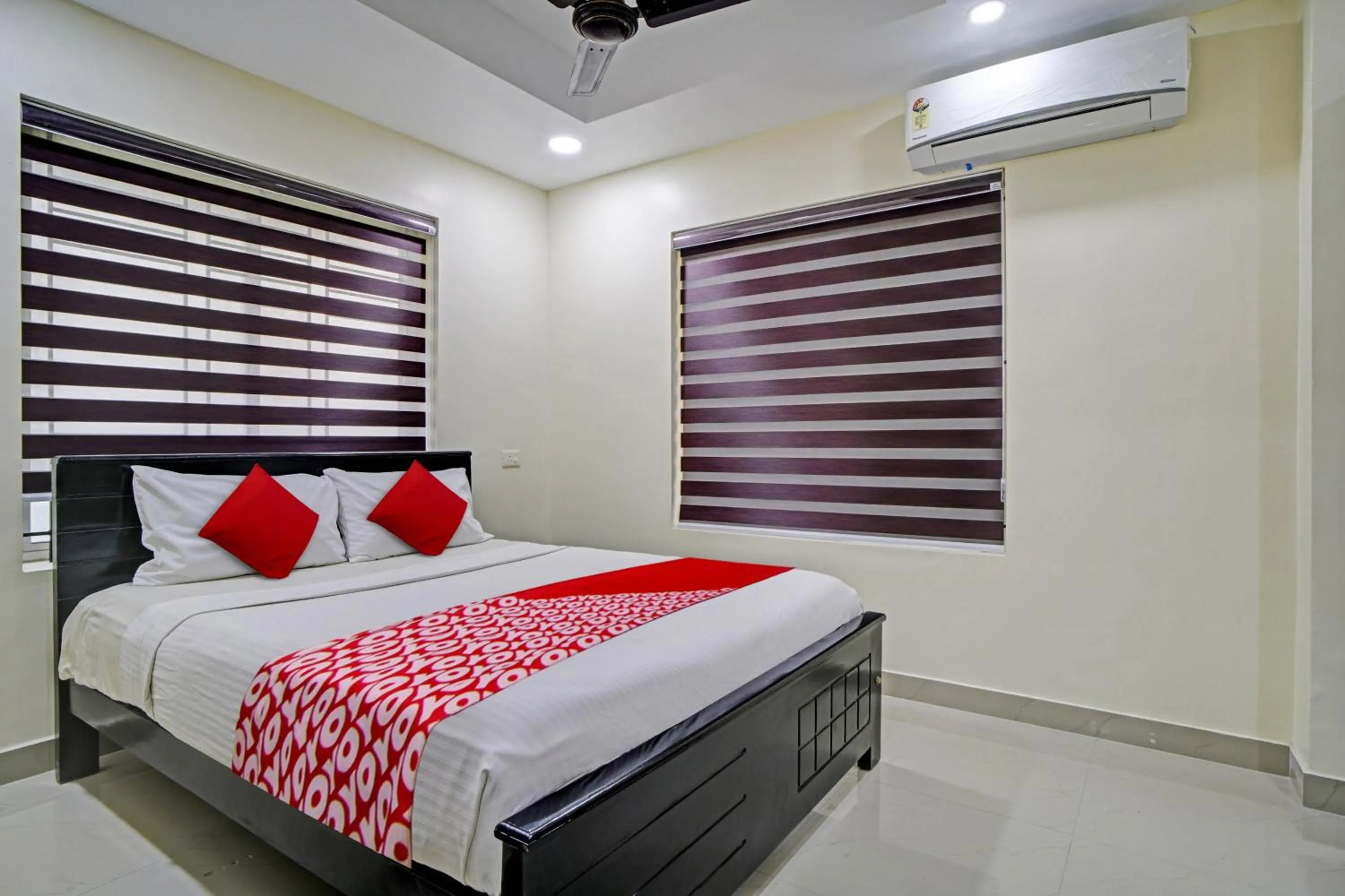 Lobby or reception, Bed in Hotel O Crystal Executive Suites