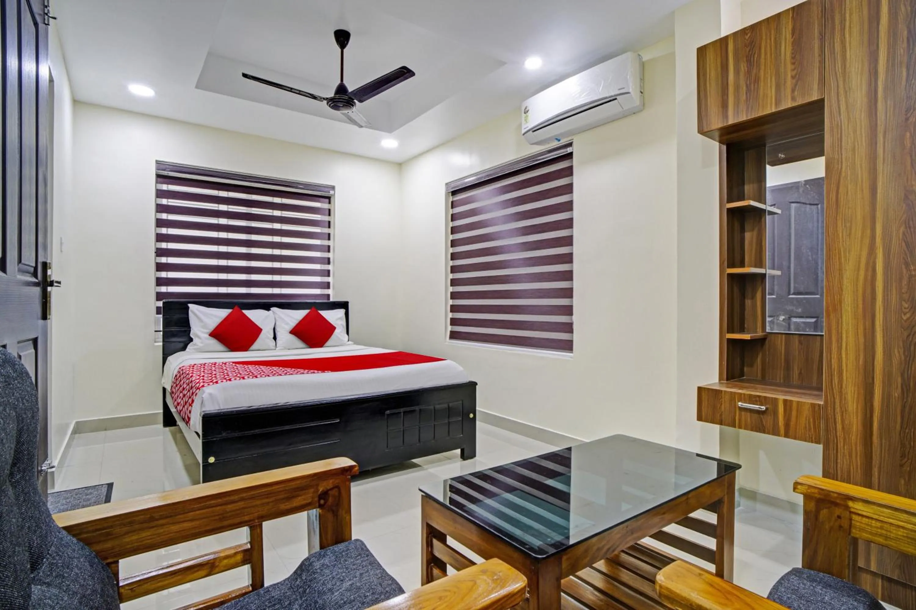 Bedroom, Bed in Hotel O Crystal Executive Suites