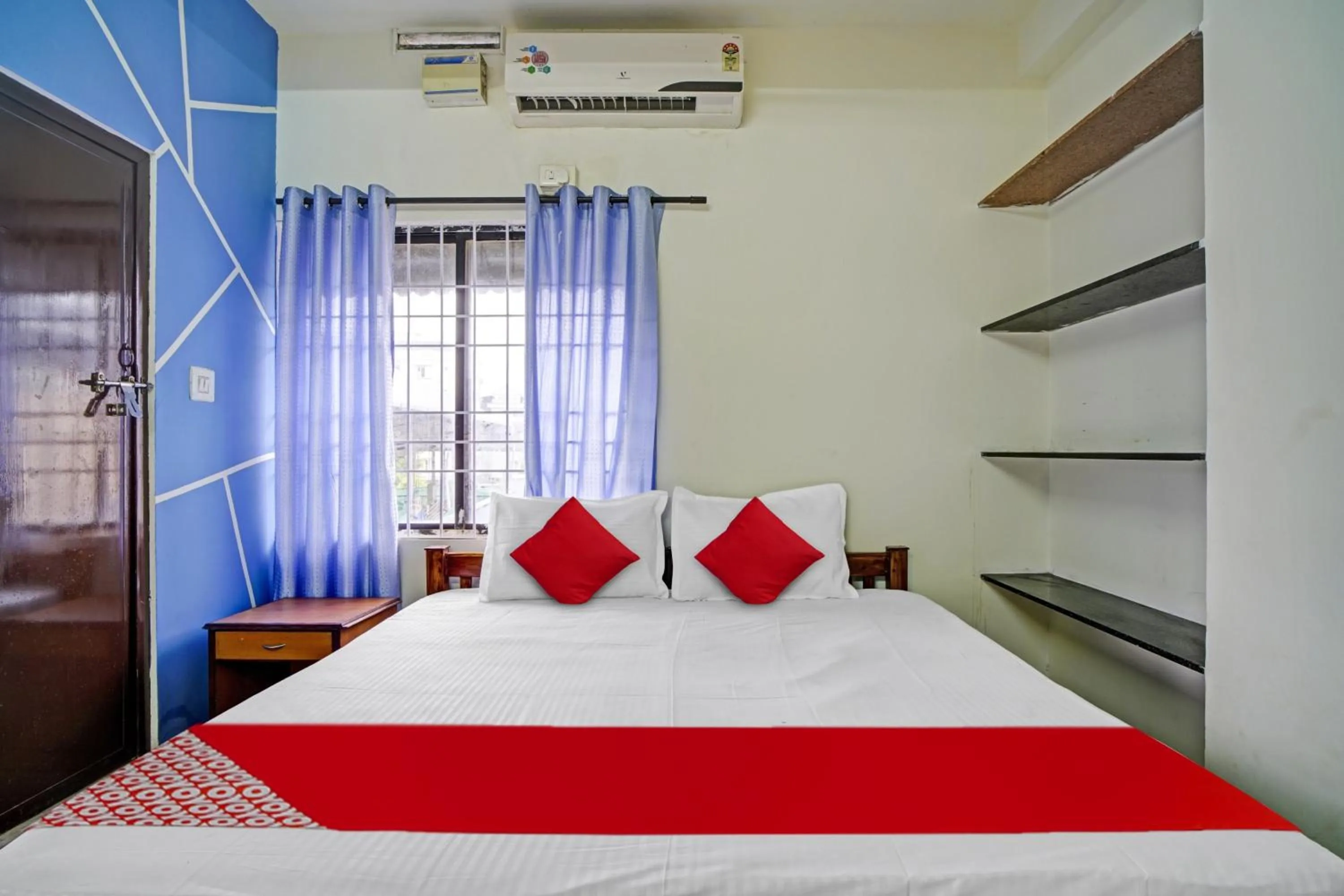 Bedroom, Bed in Hotel O Highway Inn