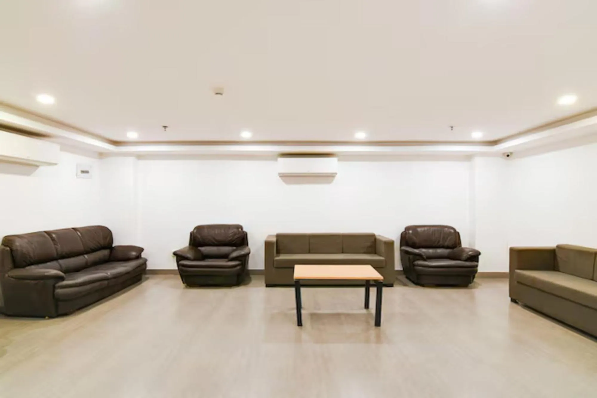 Seating area in FabHotel Sayeeda International - 600m from Park Circus 7 Point