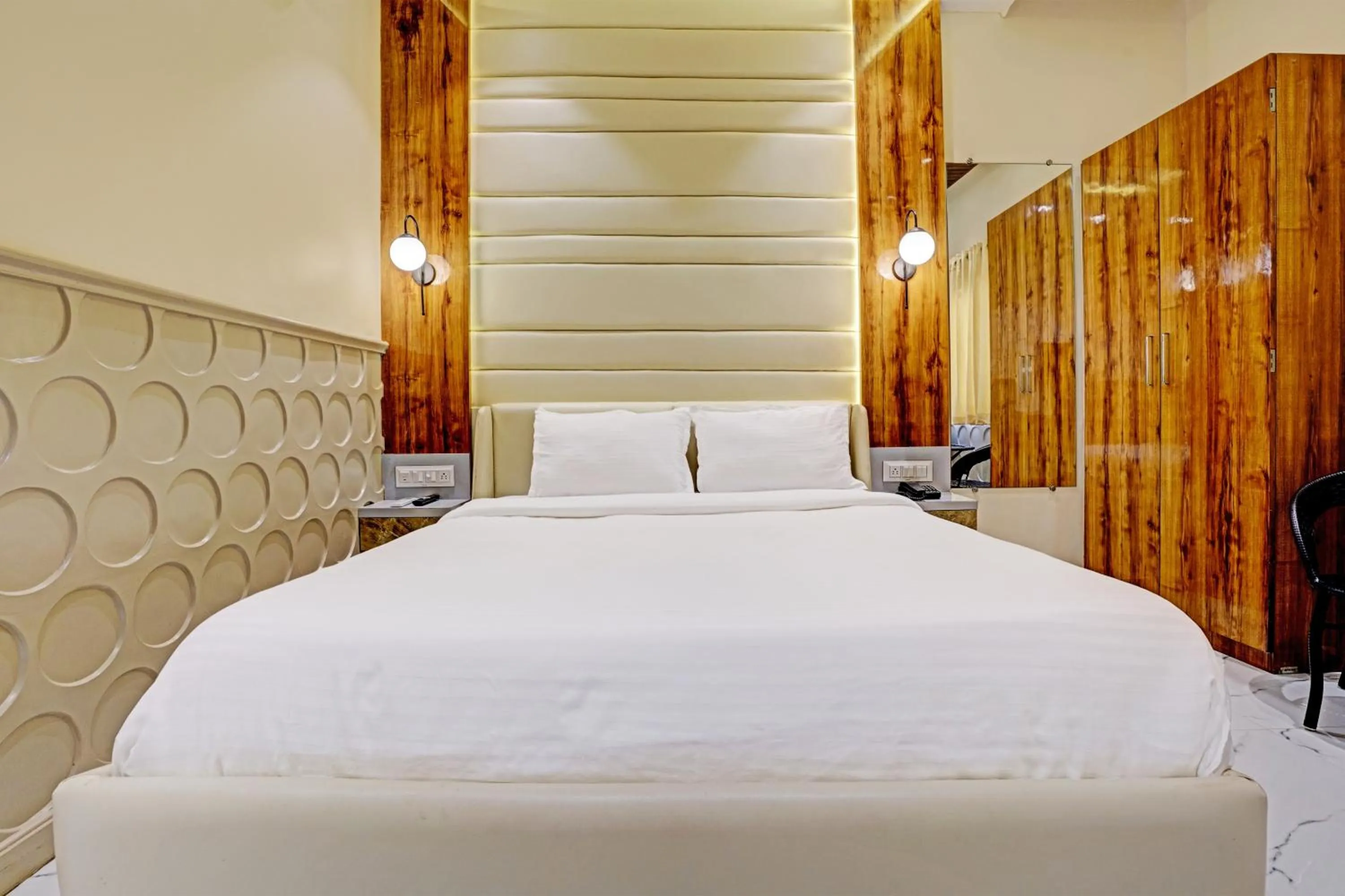 Bedroom in Collection O Palm Springs Beach Resort