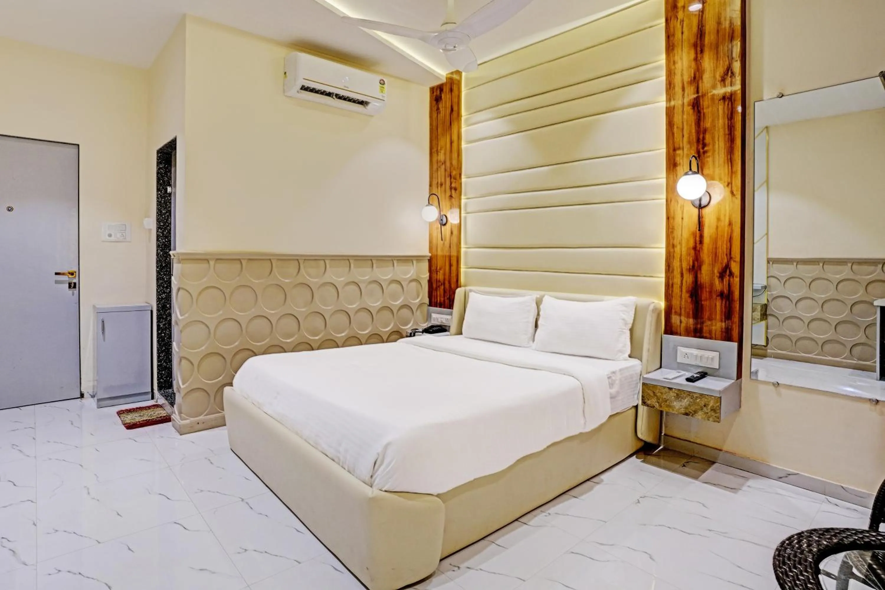 Bedroom in Collection O Palm Springs Beach Resort