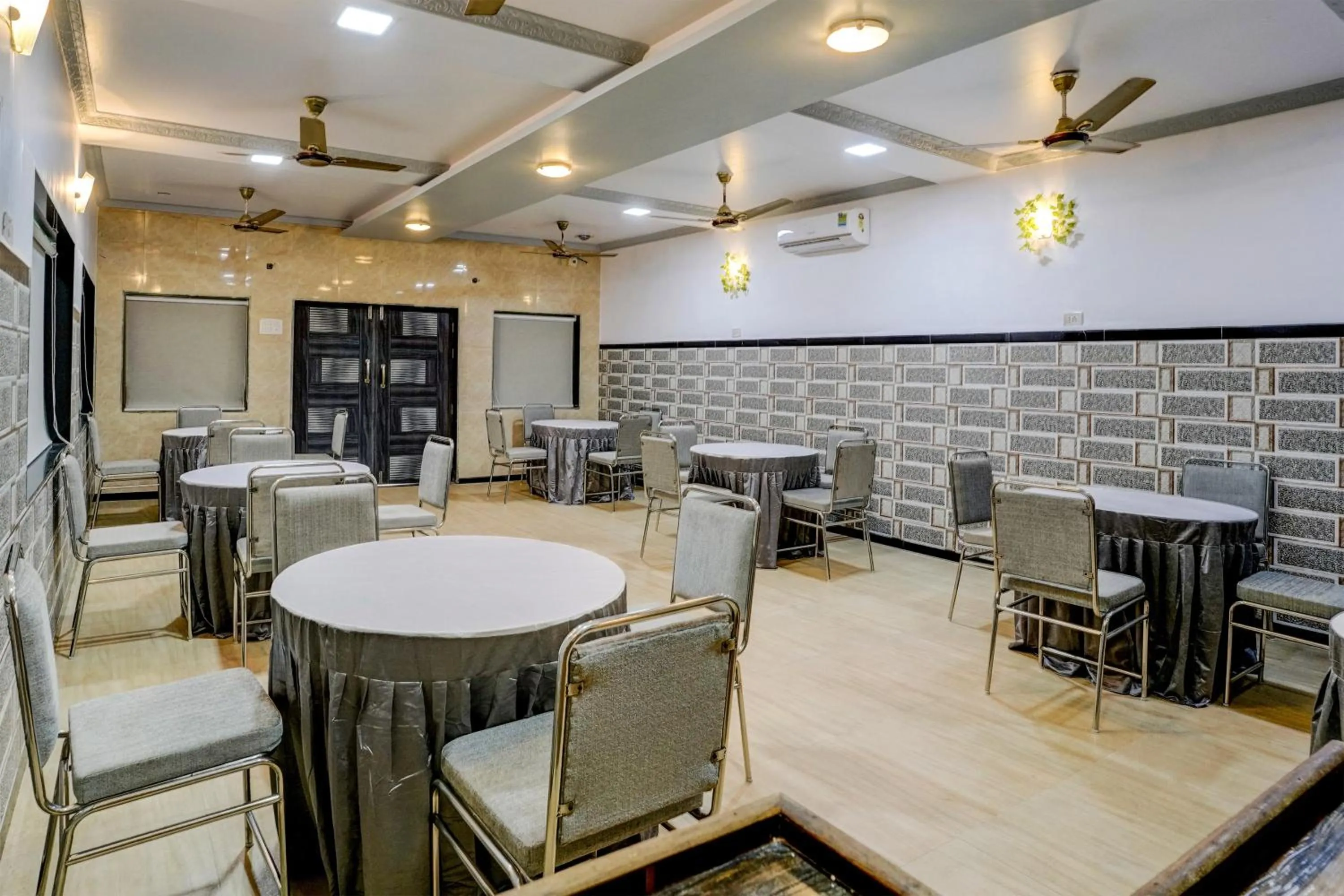 Restaurant/Places to Eat in Collection O Palm Springs Beach Resort