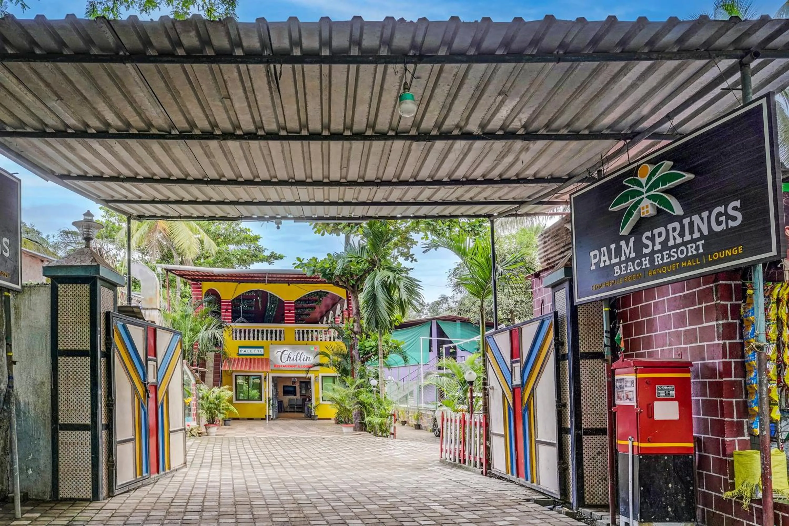 Facade/entrance in Collection O Palm Springs Beach Resort