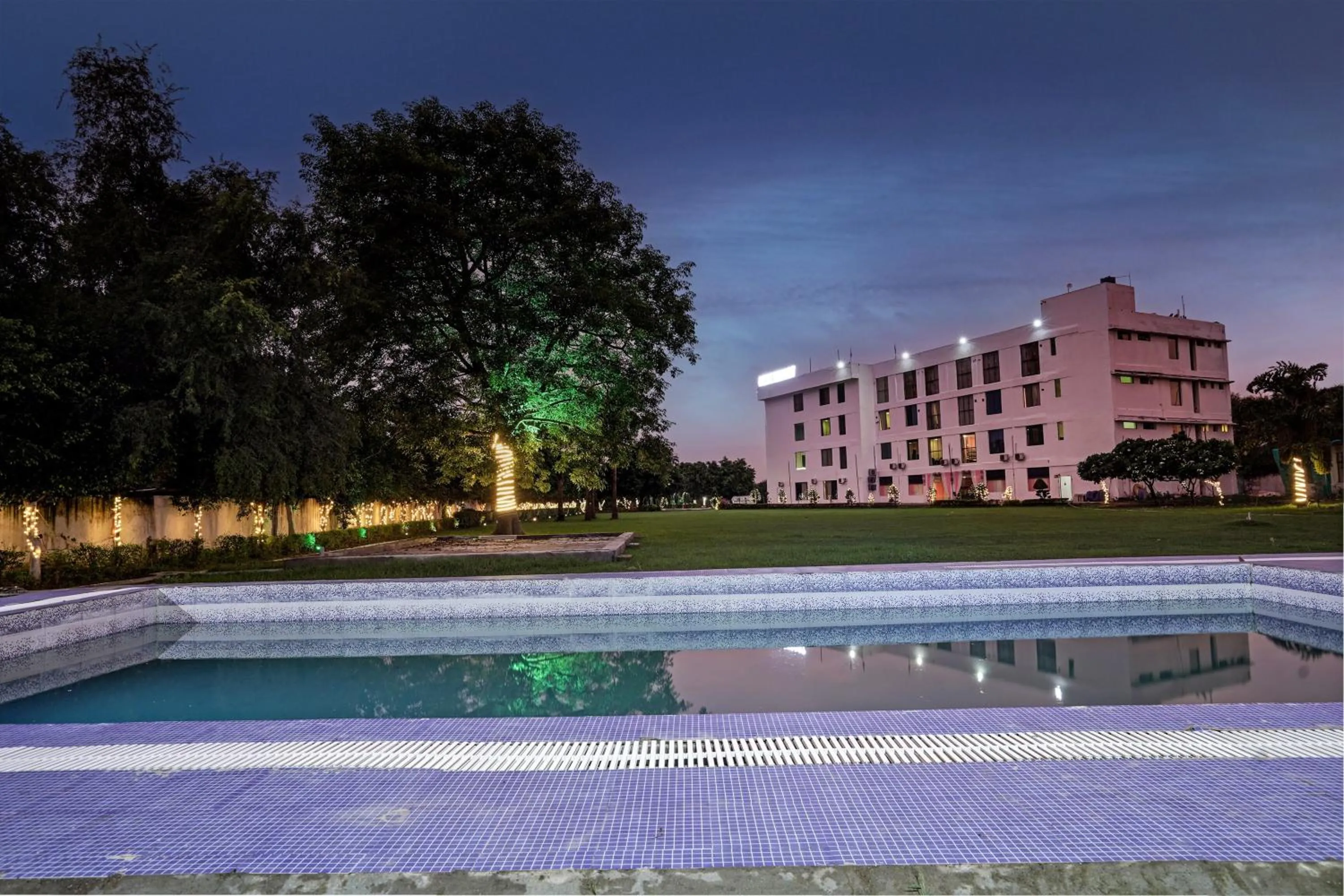 Swimming Pool in Palette - Hotel Nature Retreat Resort