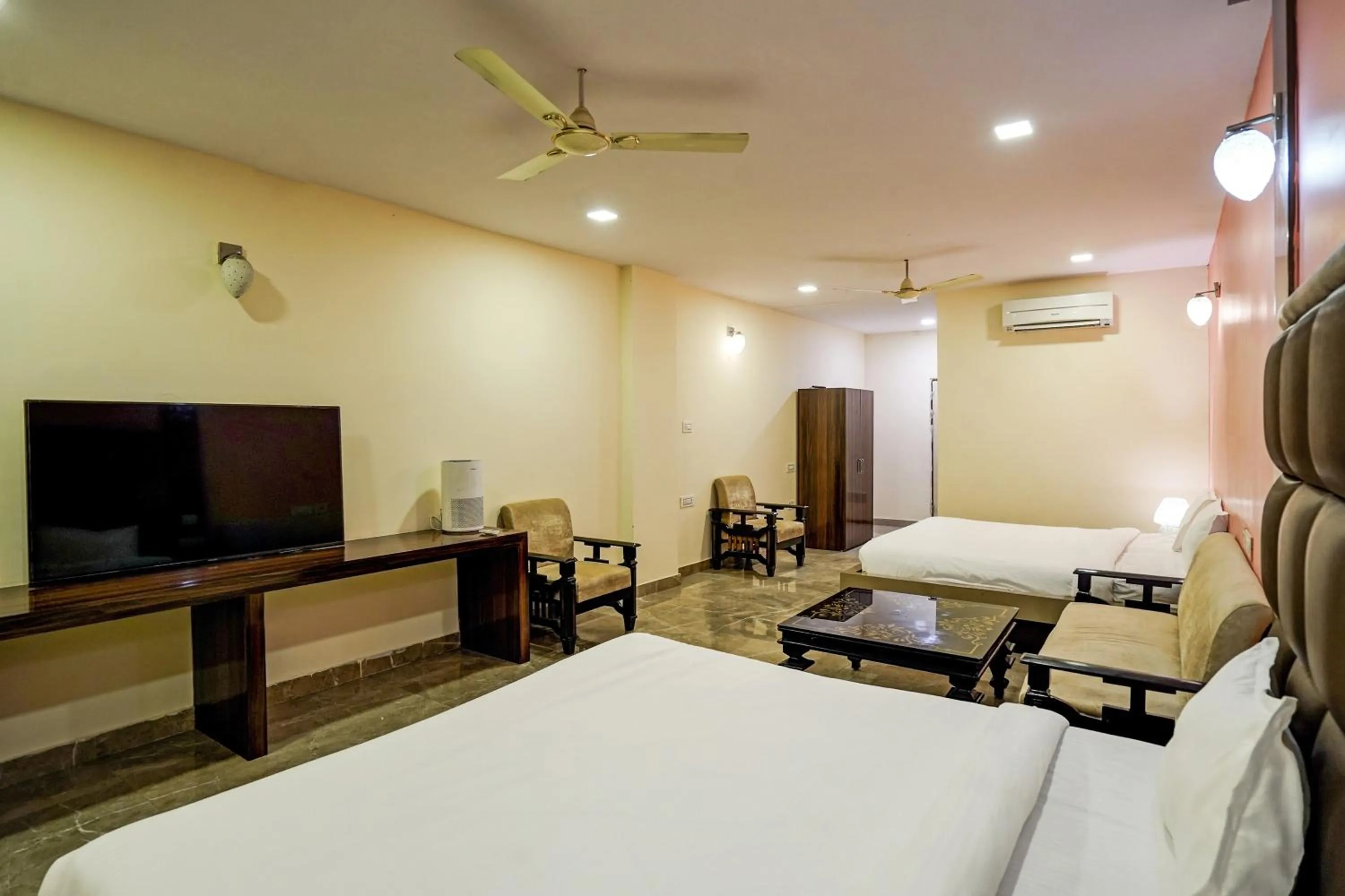 Bedroom, TV/Entertainment Center in Palette - Hotel Nature Retreat Resort