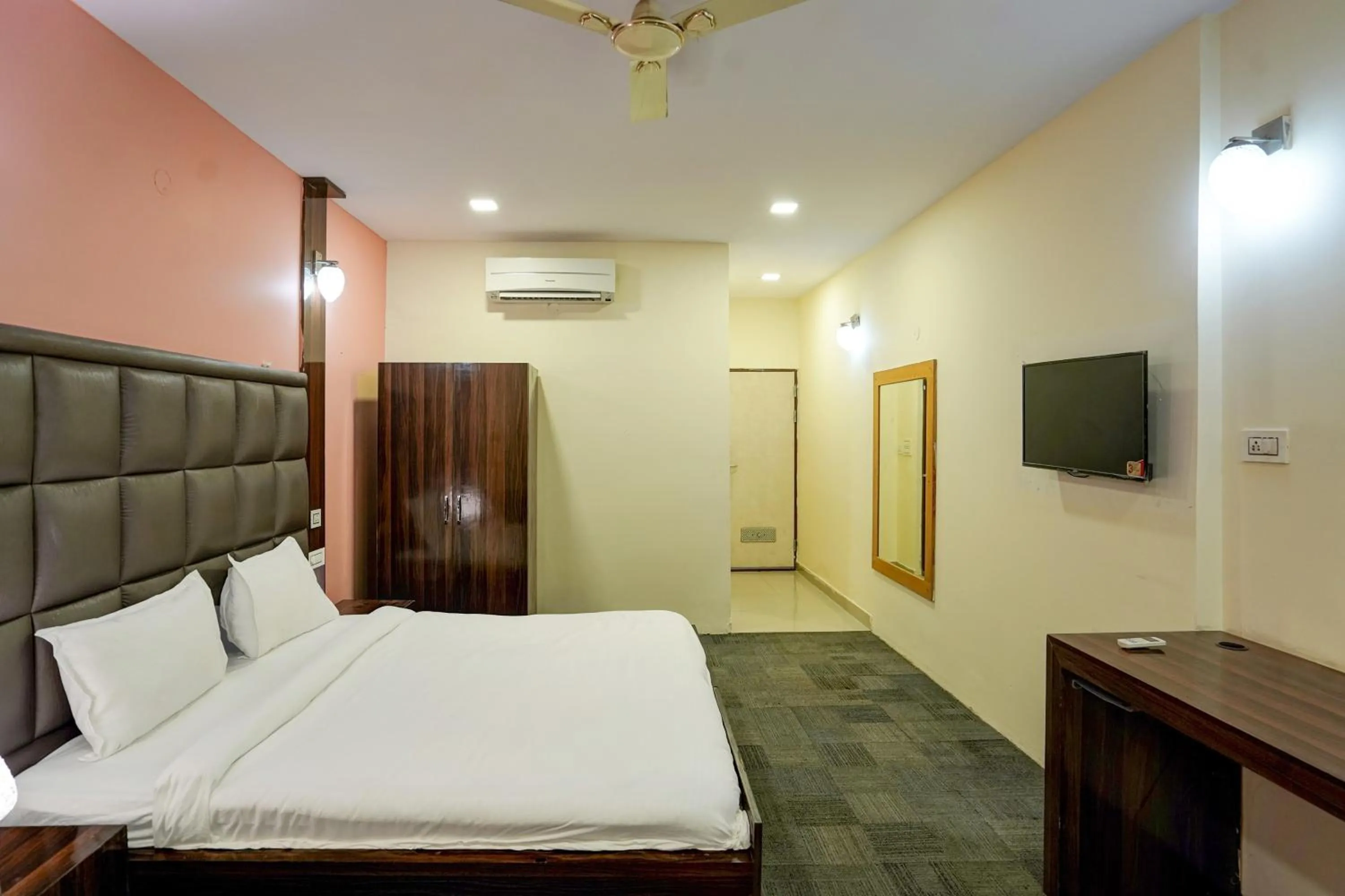 Bedroom, TV/Entertainment Center in Palette - Hotel Nature Retreat Resort