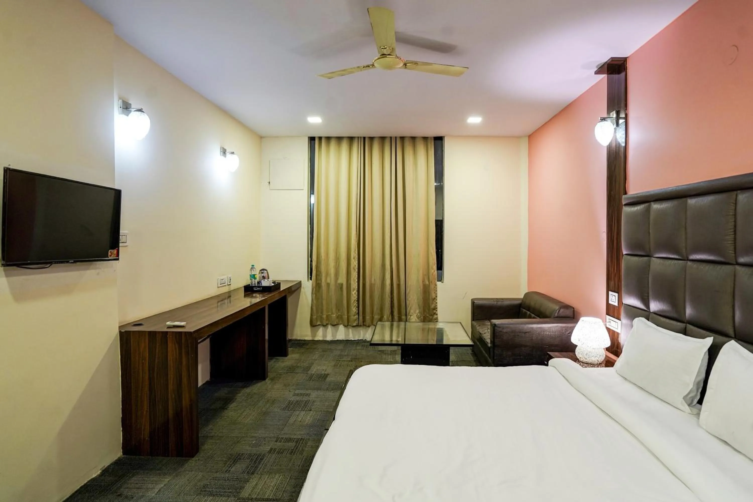 Bedroom, TV/Entertainment Center in Palette - Hotel Nature Retreat Resort