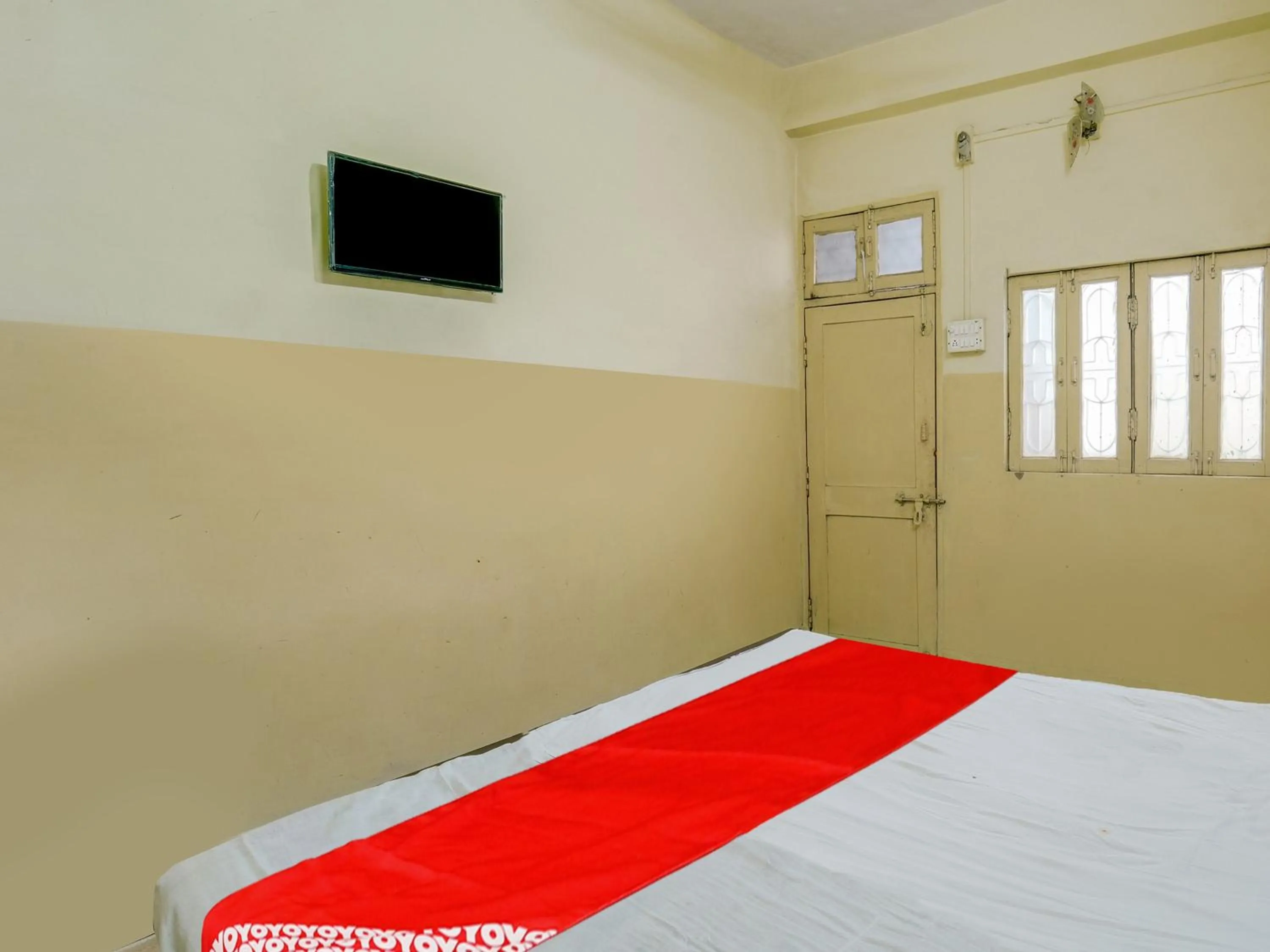 Bedroom, TV/Entertainment Center in OYO Flagship Hotel Ashish Inn
