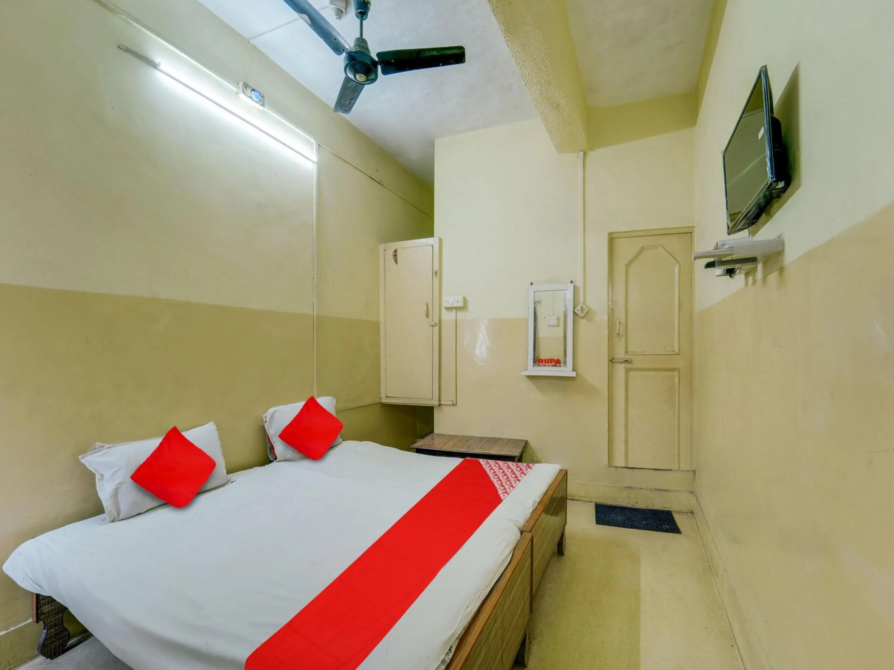 Bedroom in OYO Flagship Hotel Ashish Inn