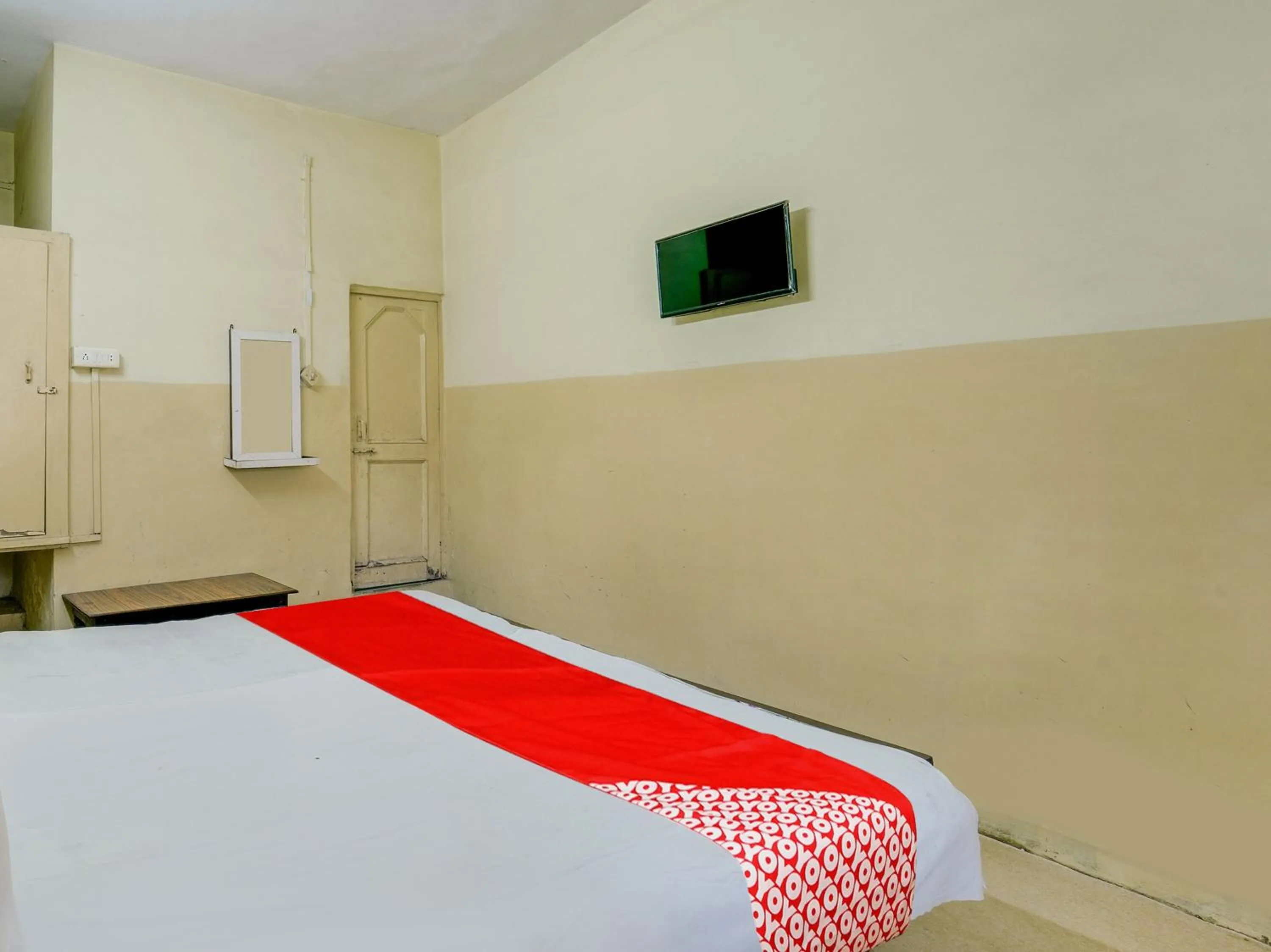 Bedroom, TV/Entertainment Center in OYO Flagship Hotel Ashish Inn