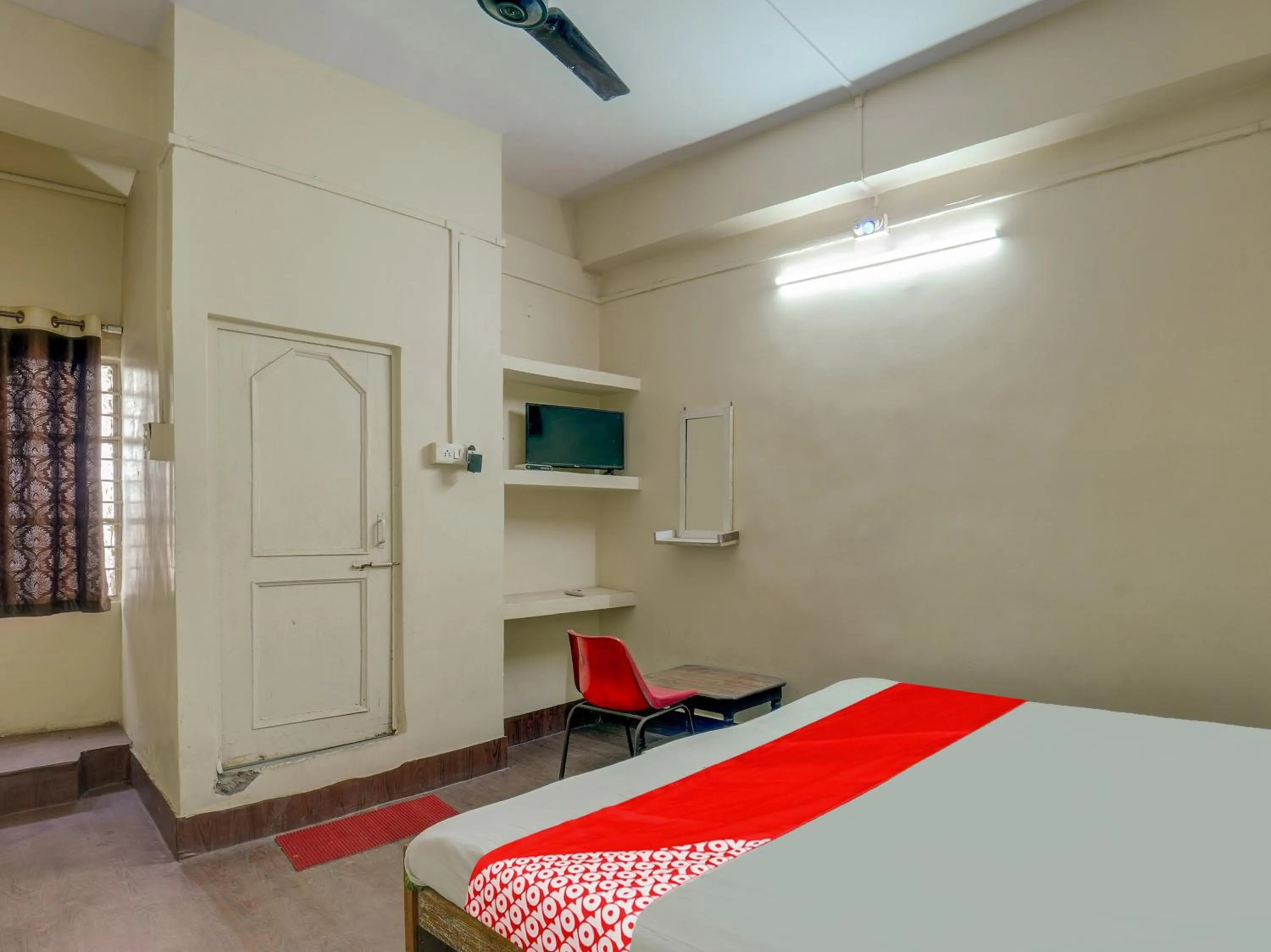 Bedroom, TV/Entertainment Center in OYO Flagship Hotel Ashish Inn