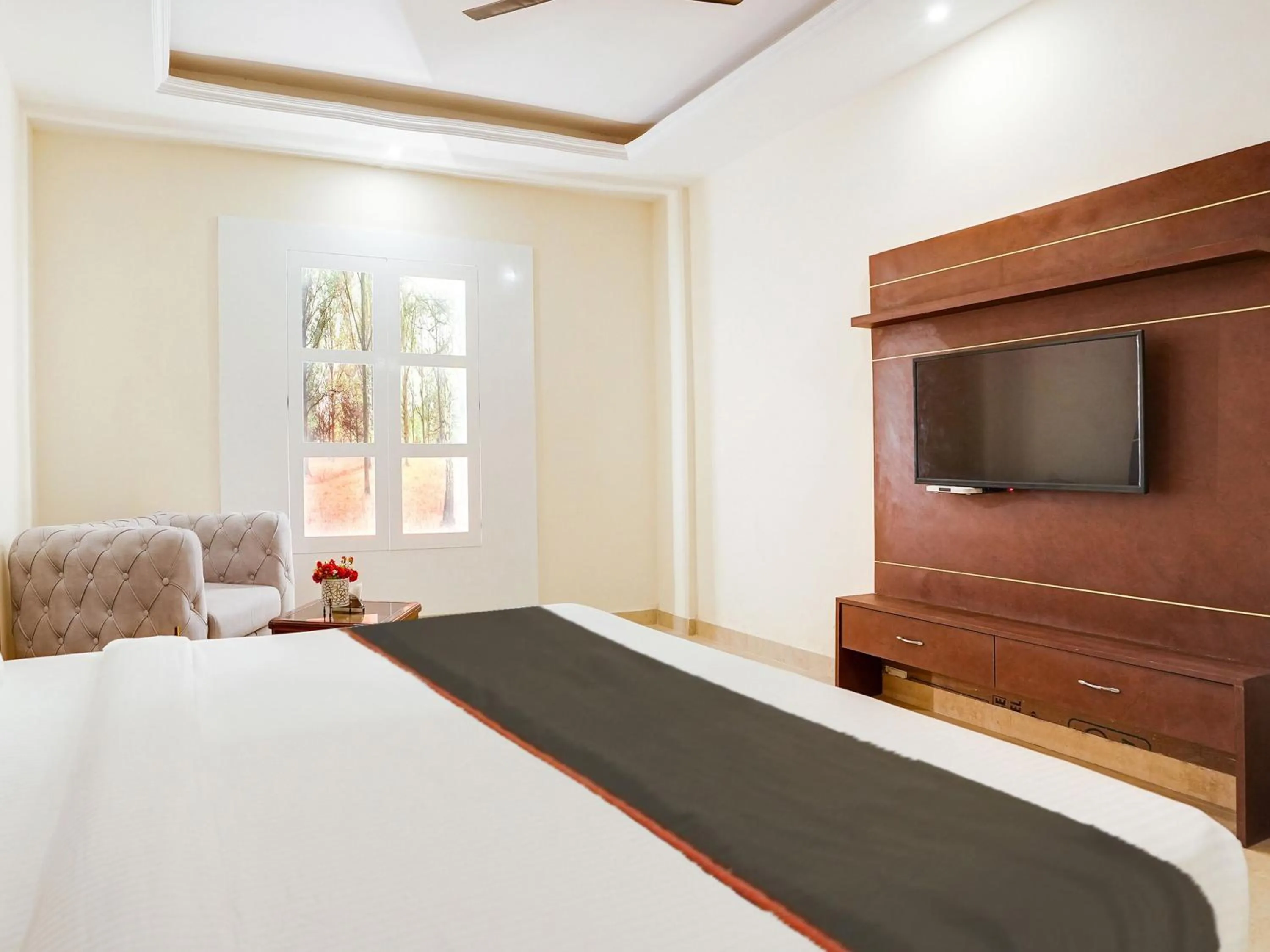 Bedroom, TV/Entertainment Center in Collection O Hotel Omni Bliss