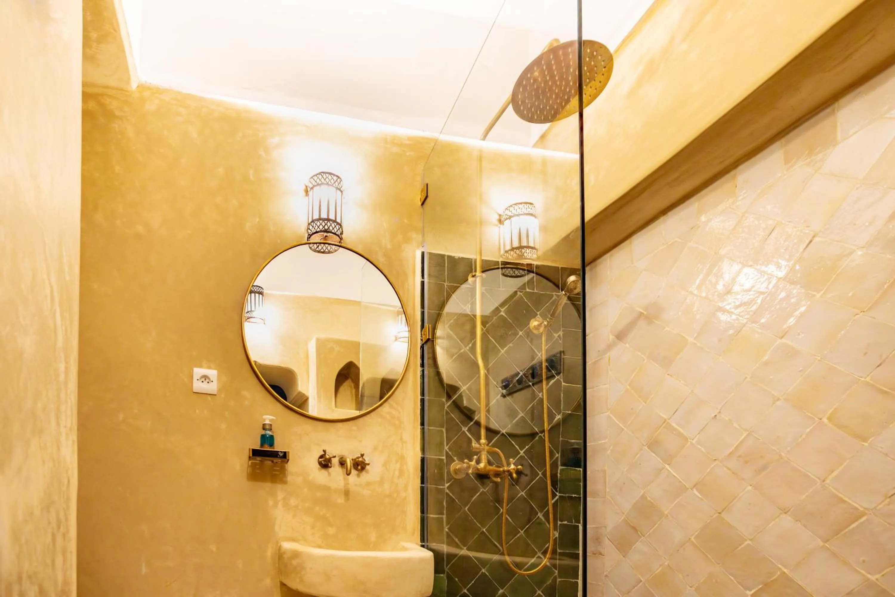Shower in Riad Taghia