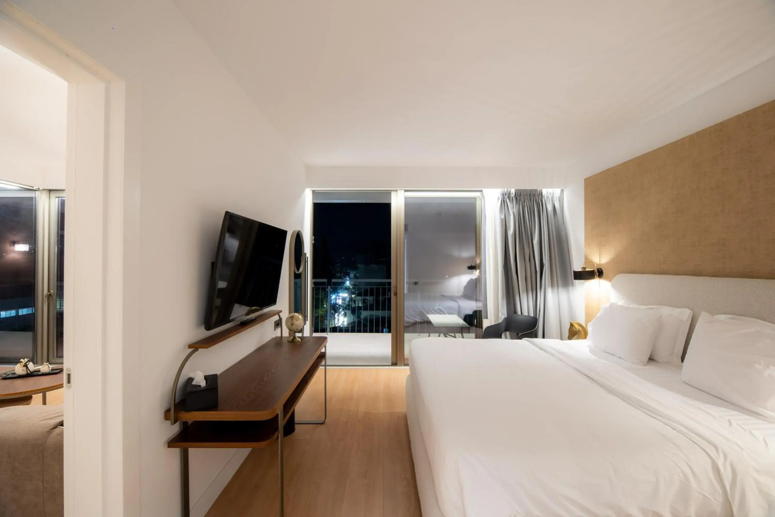 Executive Suite in Magnes Hotel Executive Suite in Magnes Hotel