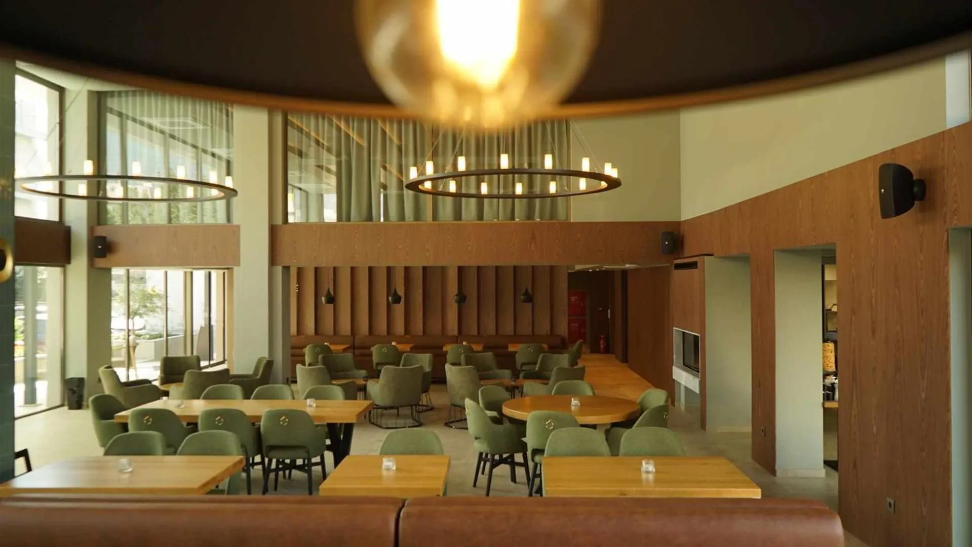 Restaurant/places to eat in Magnes Hotel