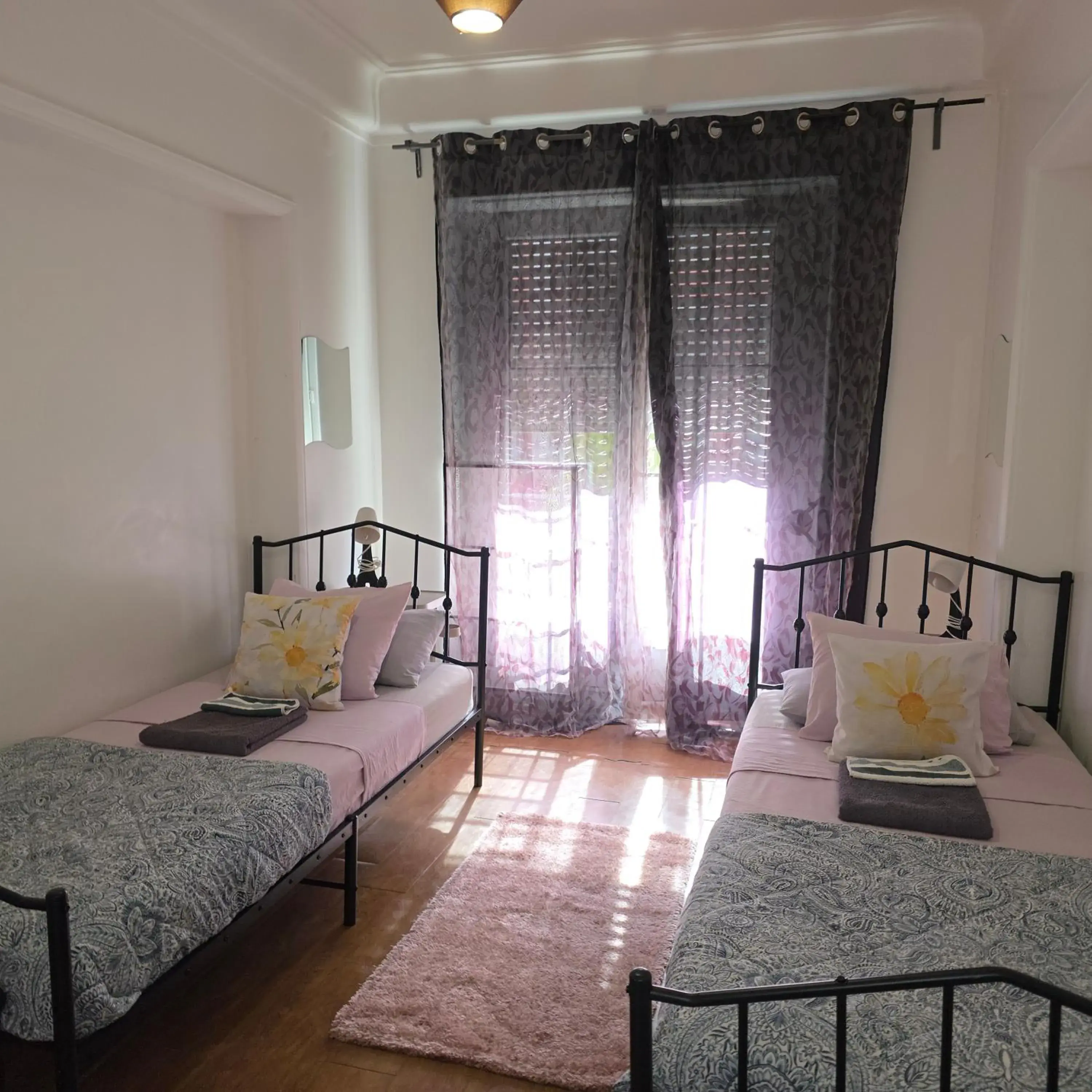 Twin Room with Shared Bathroom - single occupancy in Mini Hostel in Lisbon Twin Room with Shared Bathroom - single occupancy in Mini Hostel in Lisbon