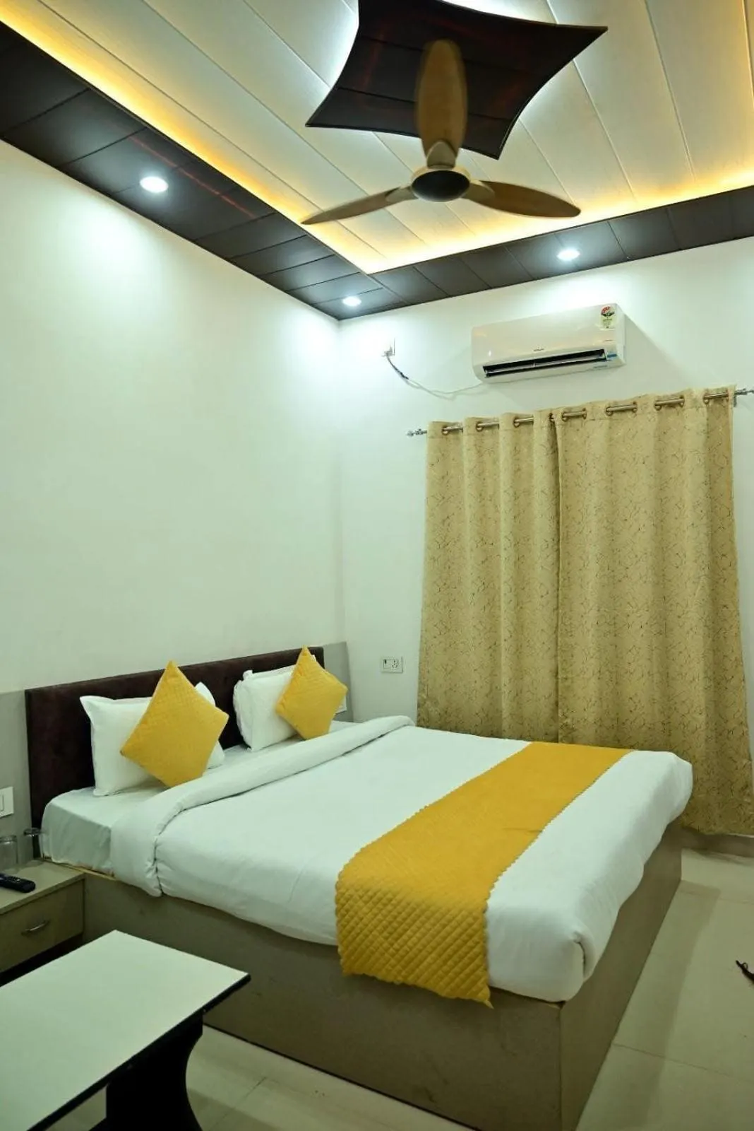 Bed in Maharastra Bhavan Atithi Grah