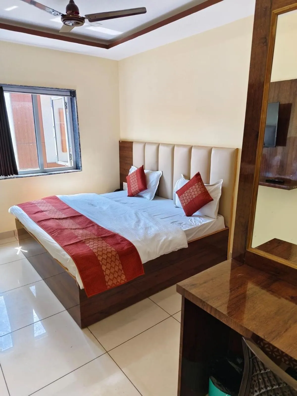 Bed in Maharastra Bhavan Atithi Grah